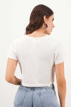 Mujer usando blusa de dama semi ajustada blanca, vista trasera, perfecta para cualquier ocasión.