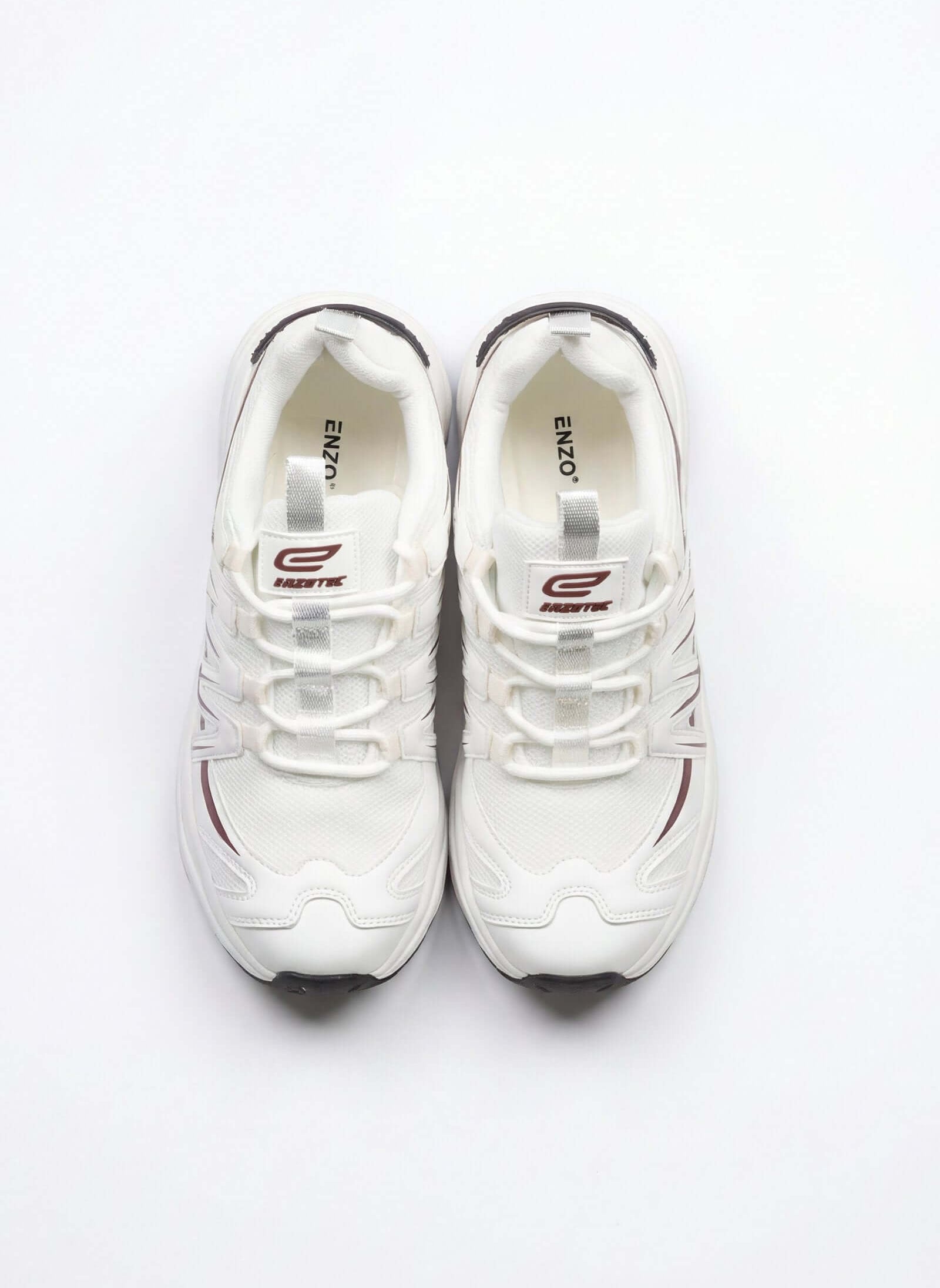 Tenis de hombre deportivo en color blanco con detalles oscuros, ideal para actividades deportivas.