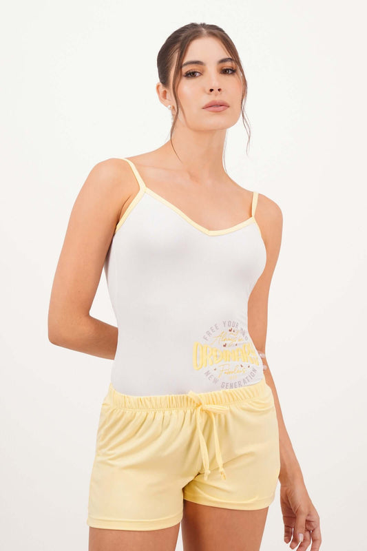 Pijama dama básica semi ajustada en blanco y amarillo, ideal para comodidad y estilo, perfecta para el descanso en casa.