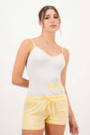 Pijama dama básica semi ajustada en blanco y amarillo, ideal para comodidad y estilo, perfecta para el descanso en casa.