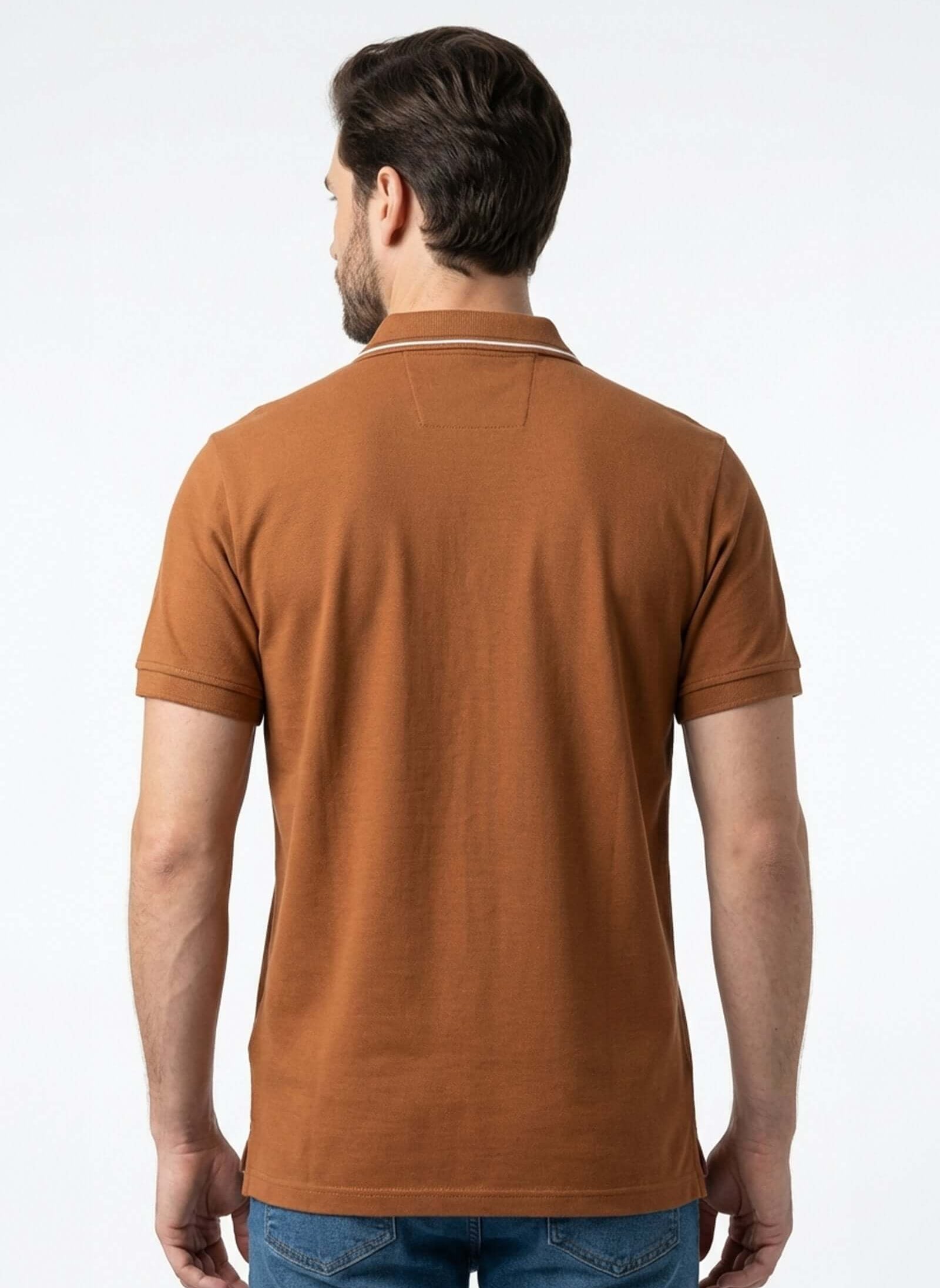 Polo de hombre de moda color marrón visto desde atrás, con cuello y mangas cortas.