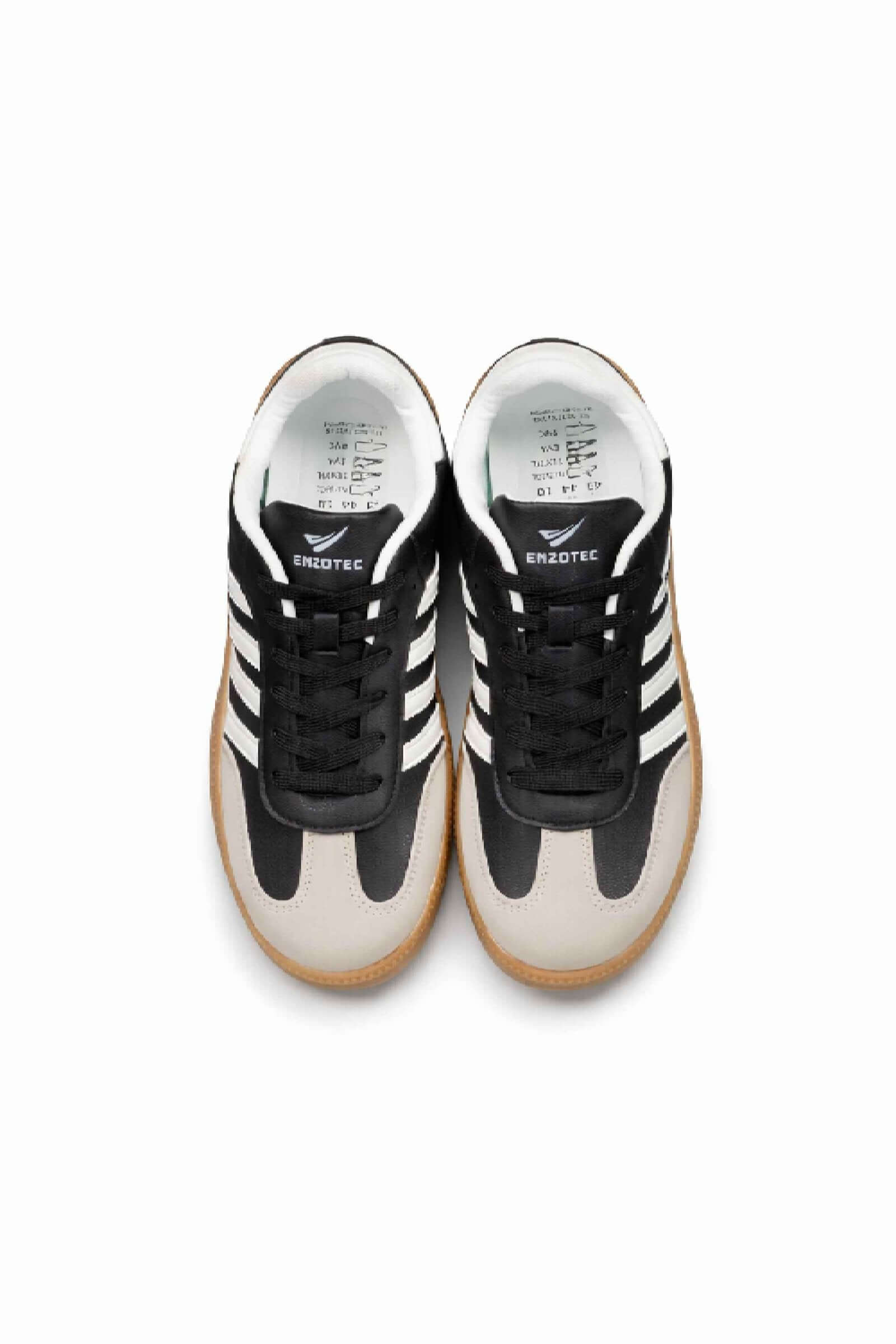 Tenis de hombre casual en color negro y blanco, con diseño deportivo y suela de goma.