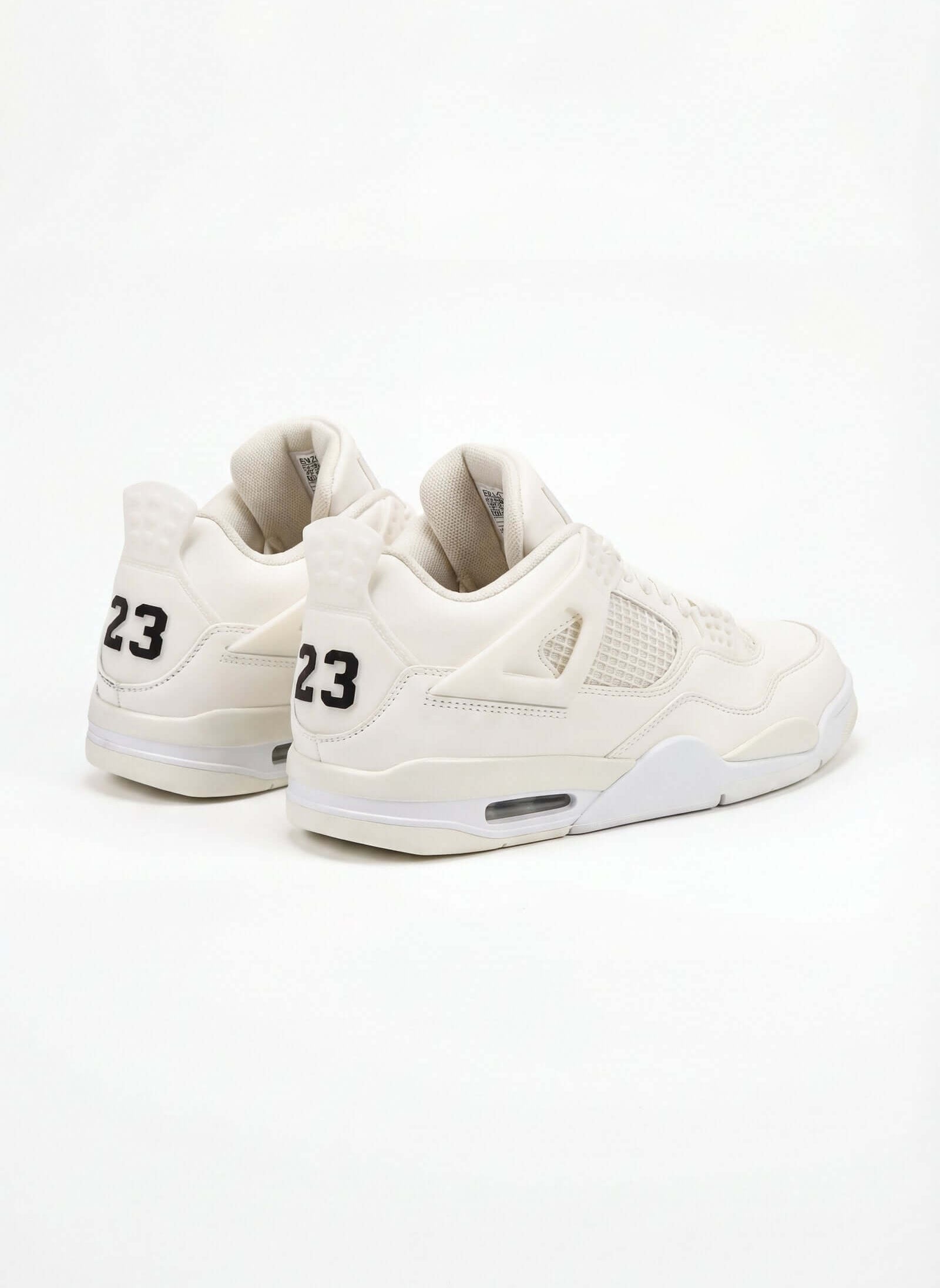 Tenis de hombre casual en color blanco con número 23 en la parte trasera, ideales para un look informal.