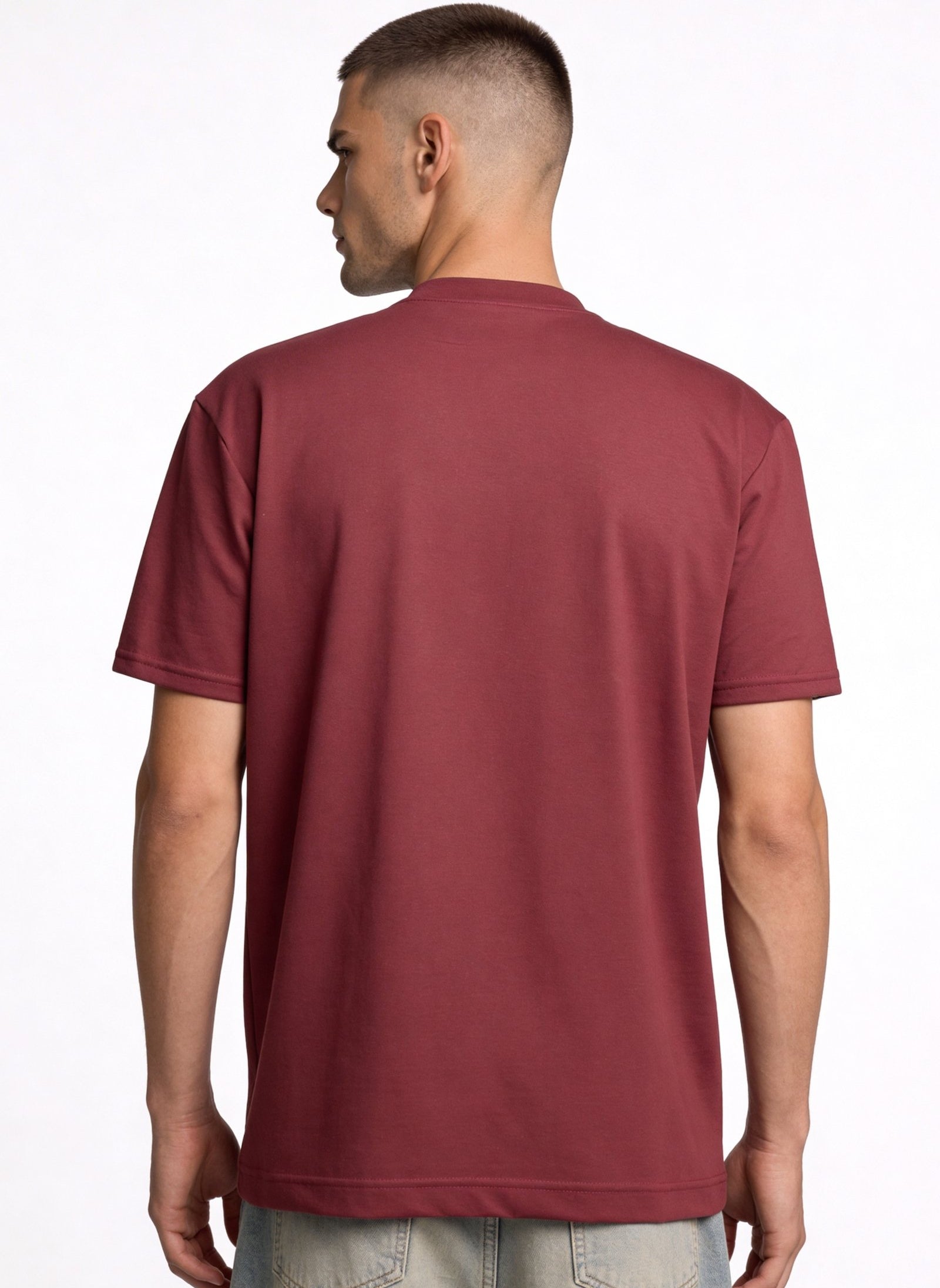 Hombre usando una camiseta de hombre sublimada en color burdeos, vista desde atrás.