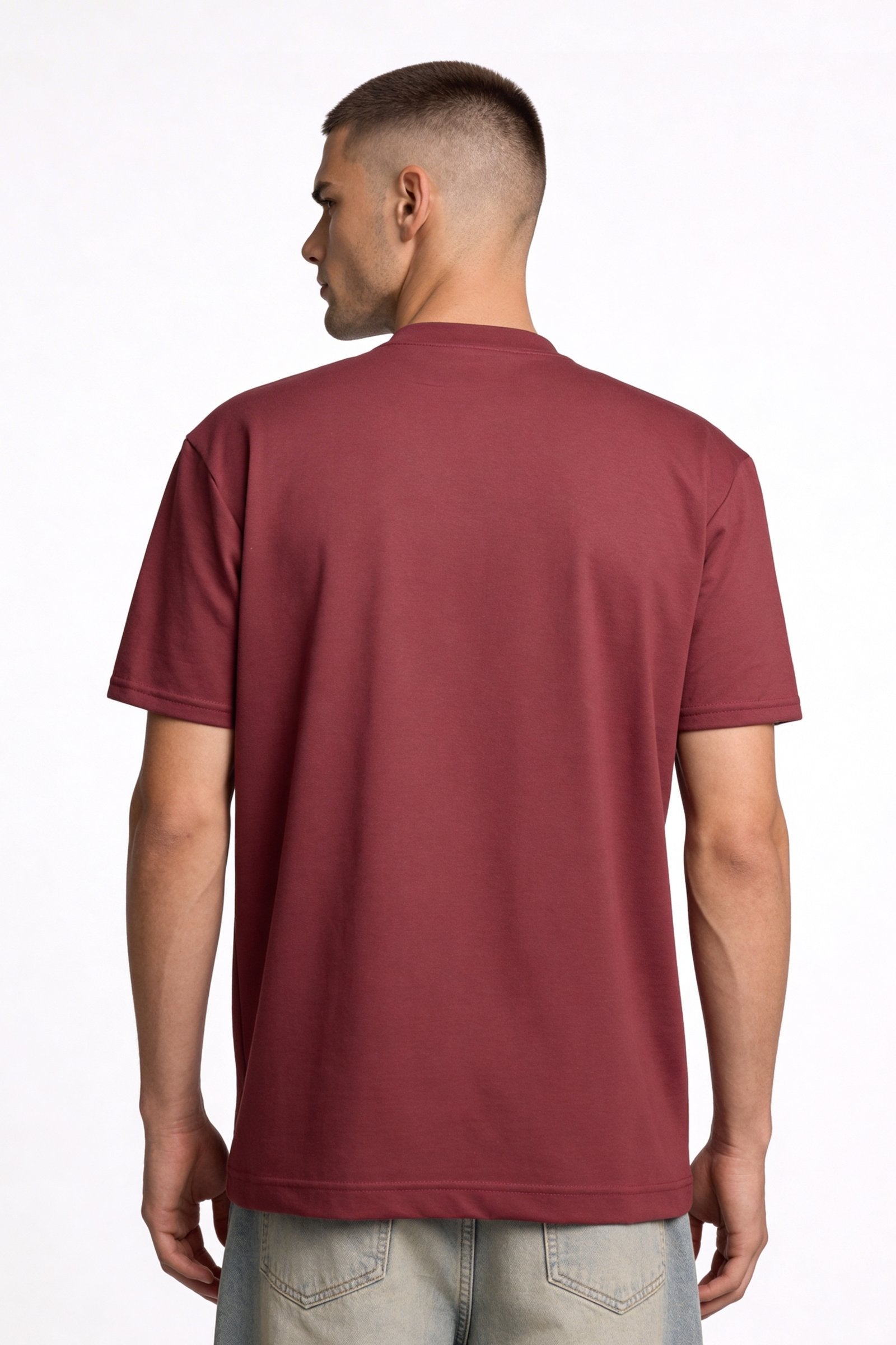 Hombre usando una camiseta de hombre sublimada en color burdeos, vista desde atrás.