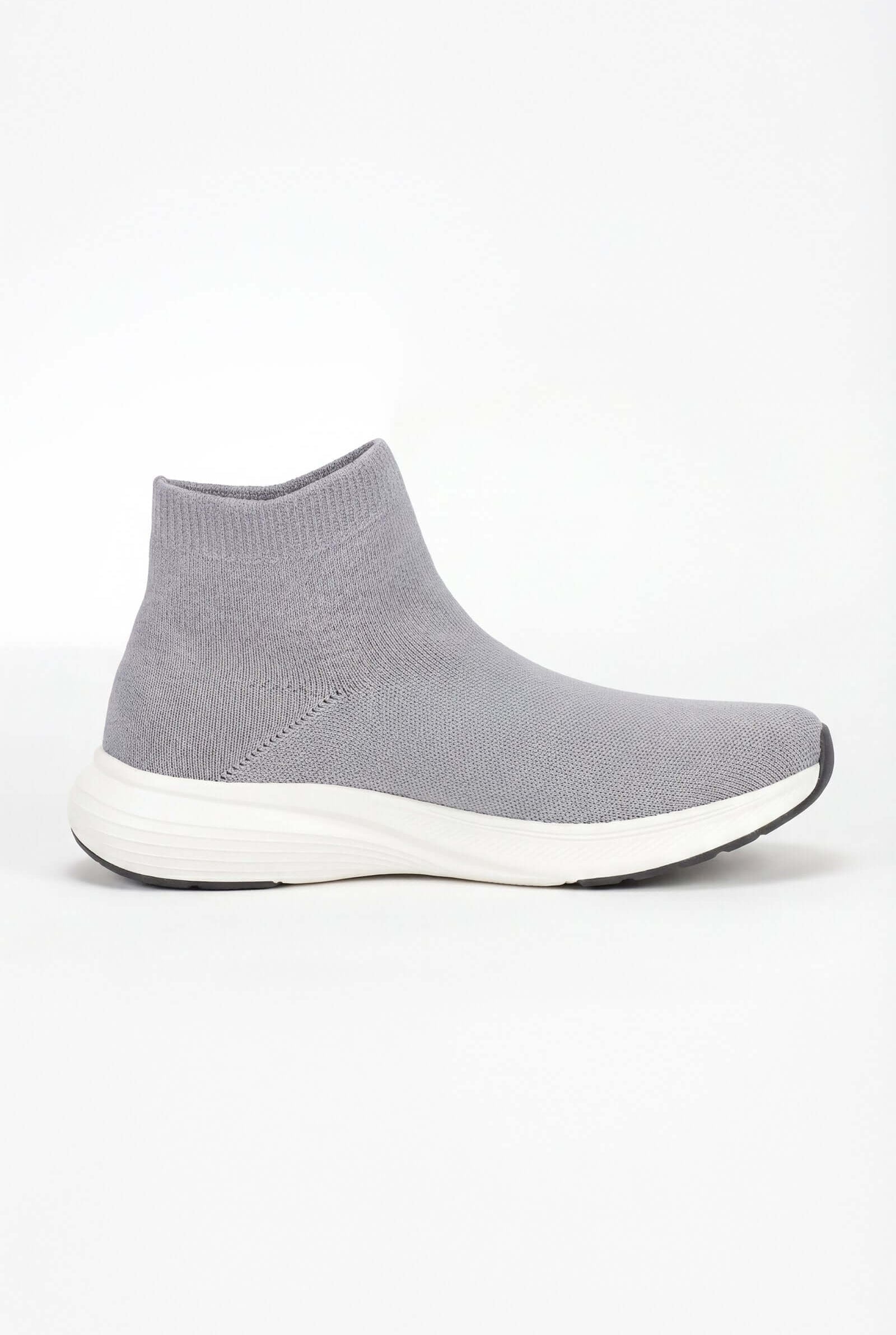 Tenis de dama deportivo gris con diseño cómodo y moderno, ideal para actividades deportivas.