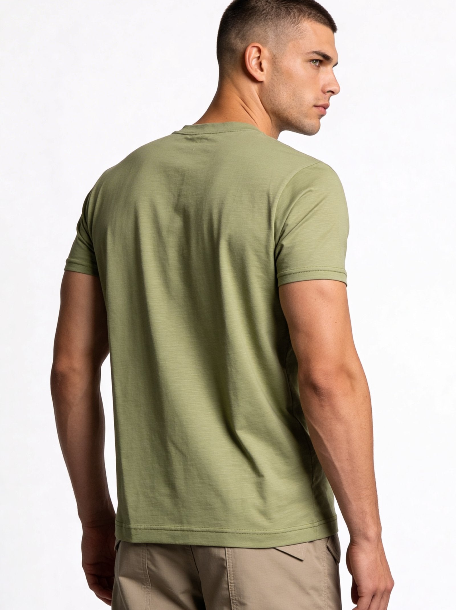 Hombre que lleva una camiseta de hombre sublimada de color verde desde atrás.
