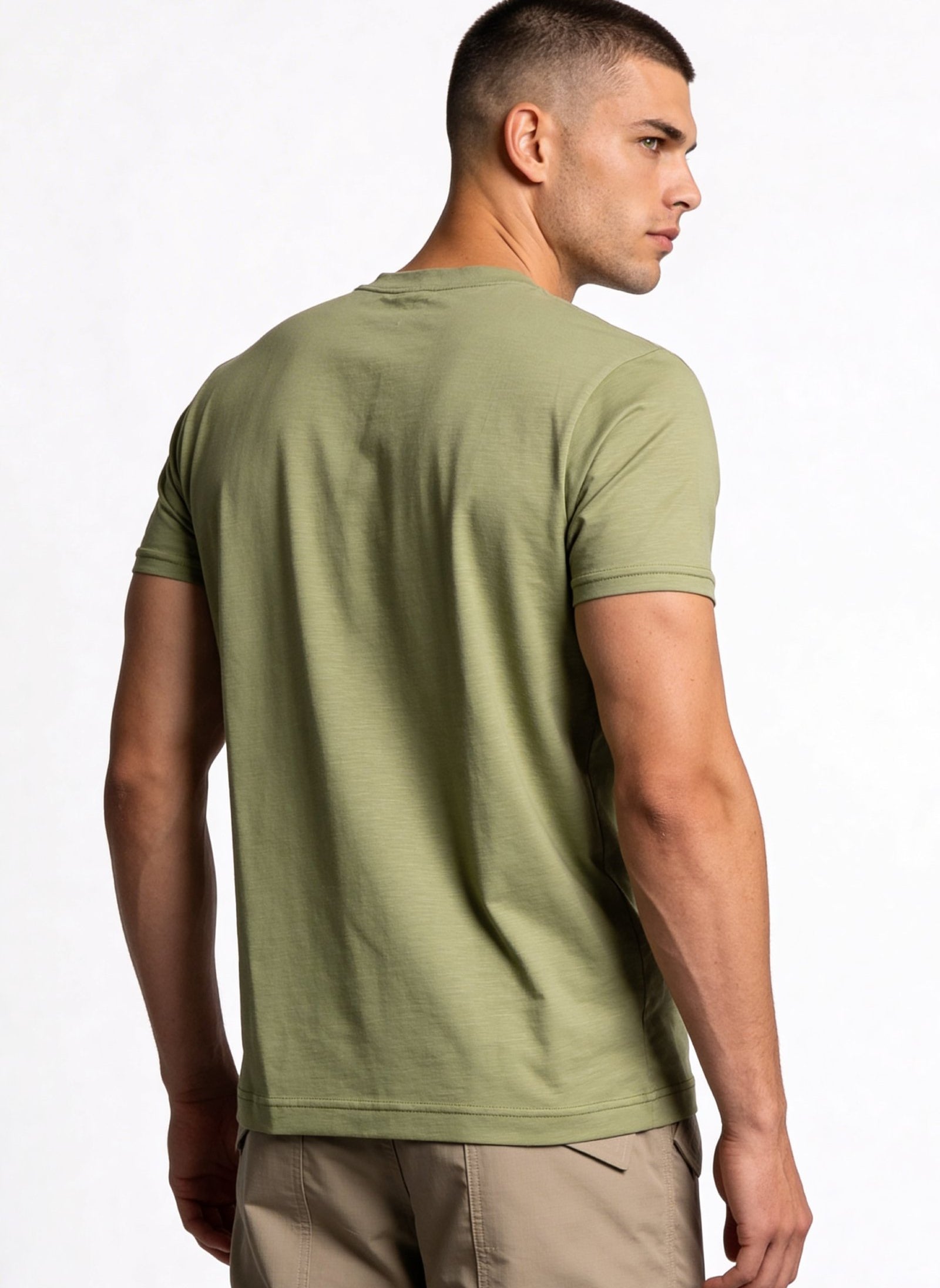 Hombre que lleva una camiseta de hombre sublimada de color verde desde atrás.
