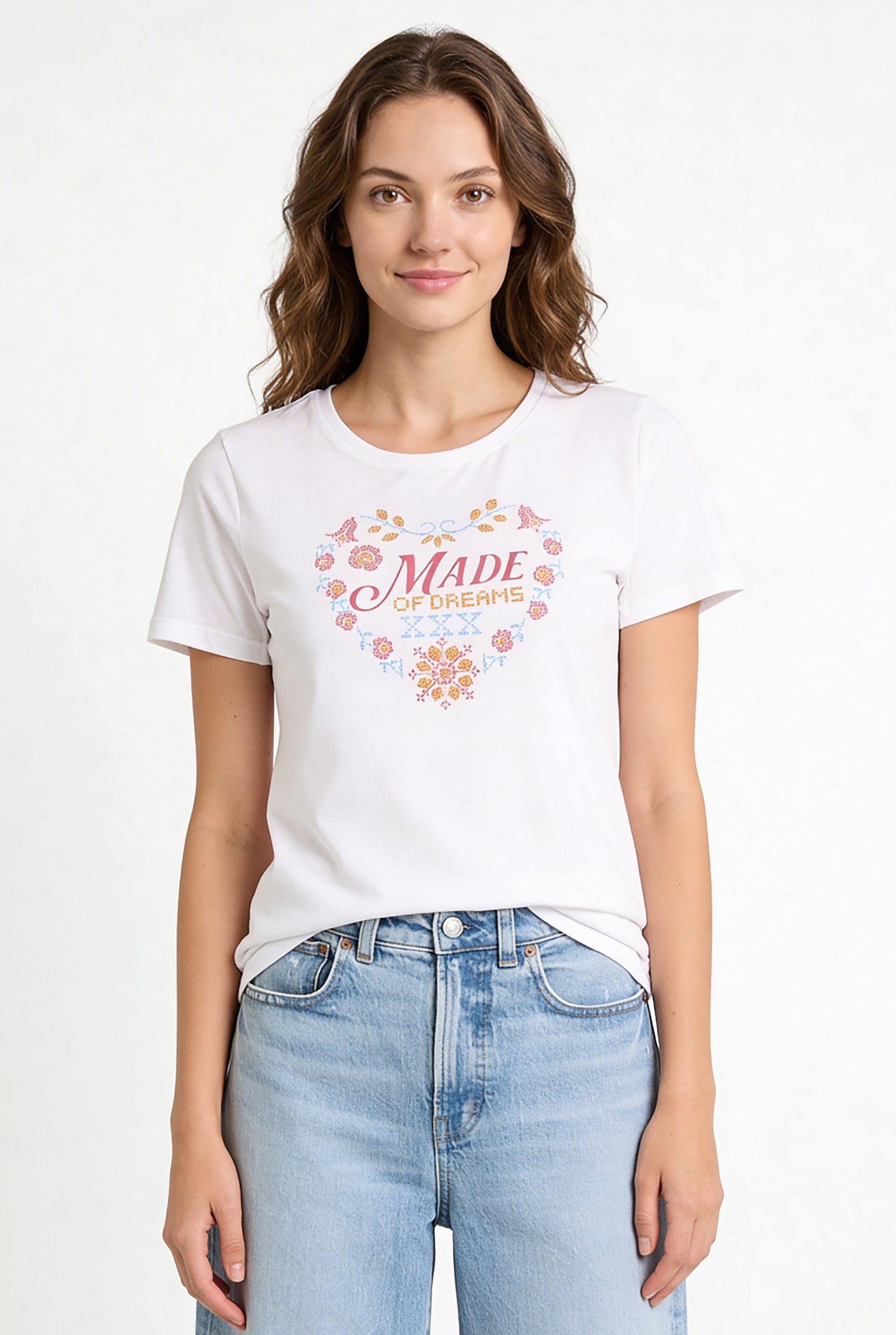 Camiseta de dama casual cuello redondo con diseño "Made of Dreams" y flores.