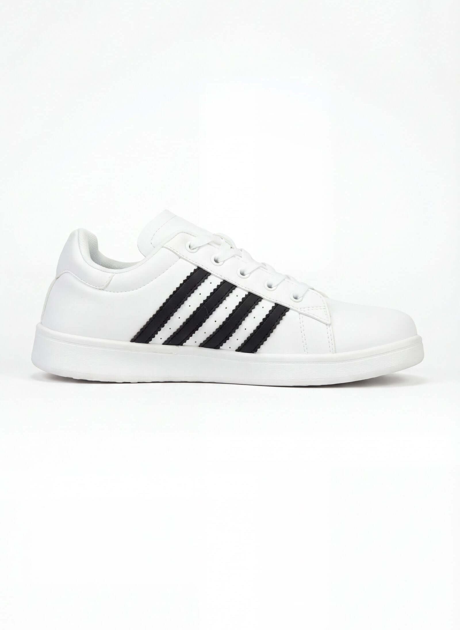 Tenis de hombre casual con diseño blanco y negro, ideales para uso diario y estilo relajado.