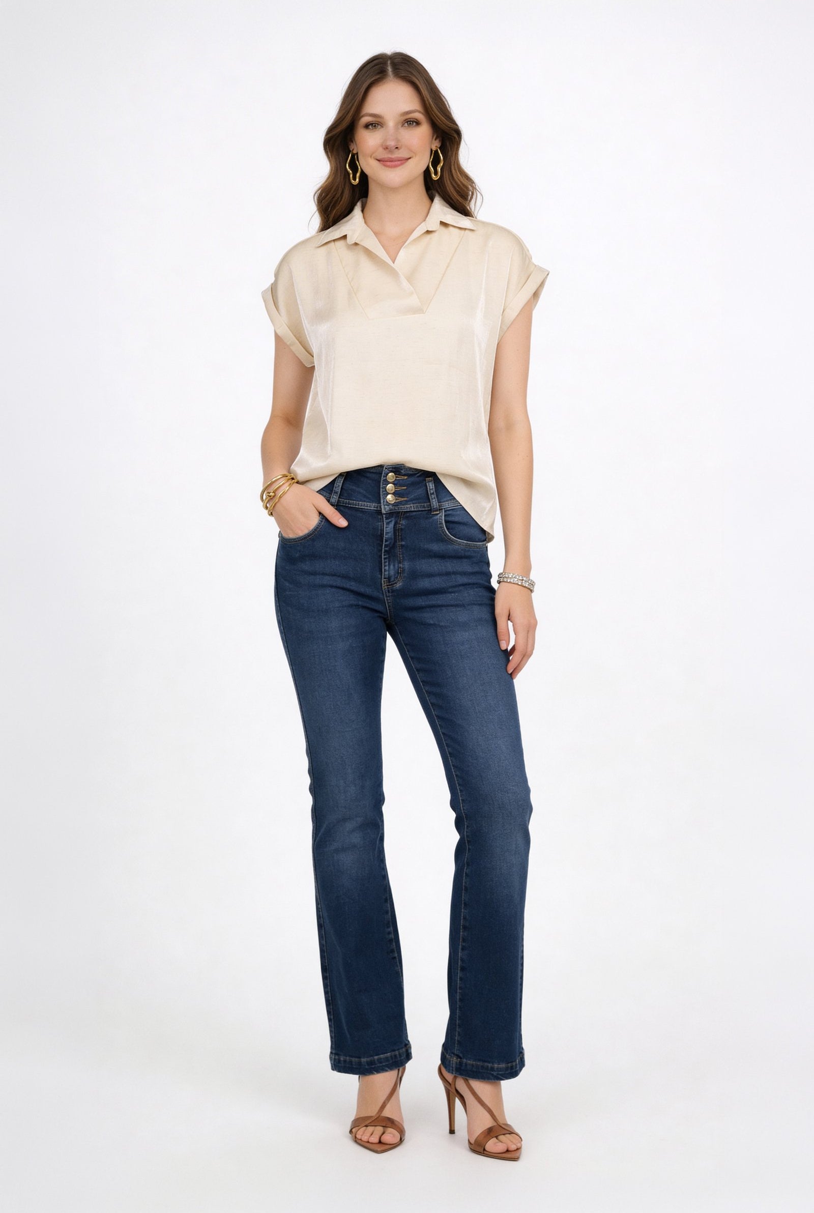Mujer luciendo una blusa de dama moda con jeans, mostrando estilo y elegancia.