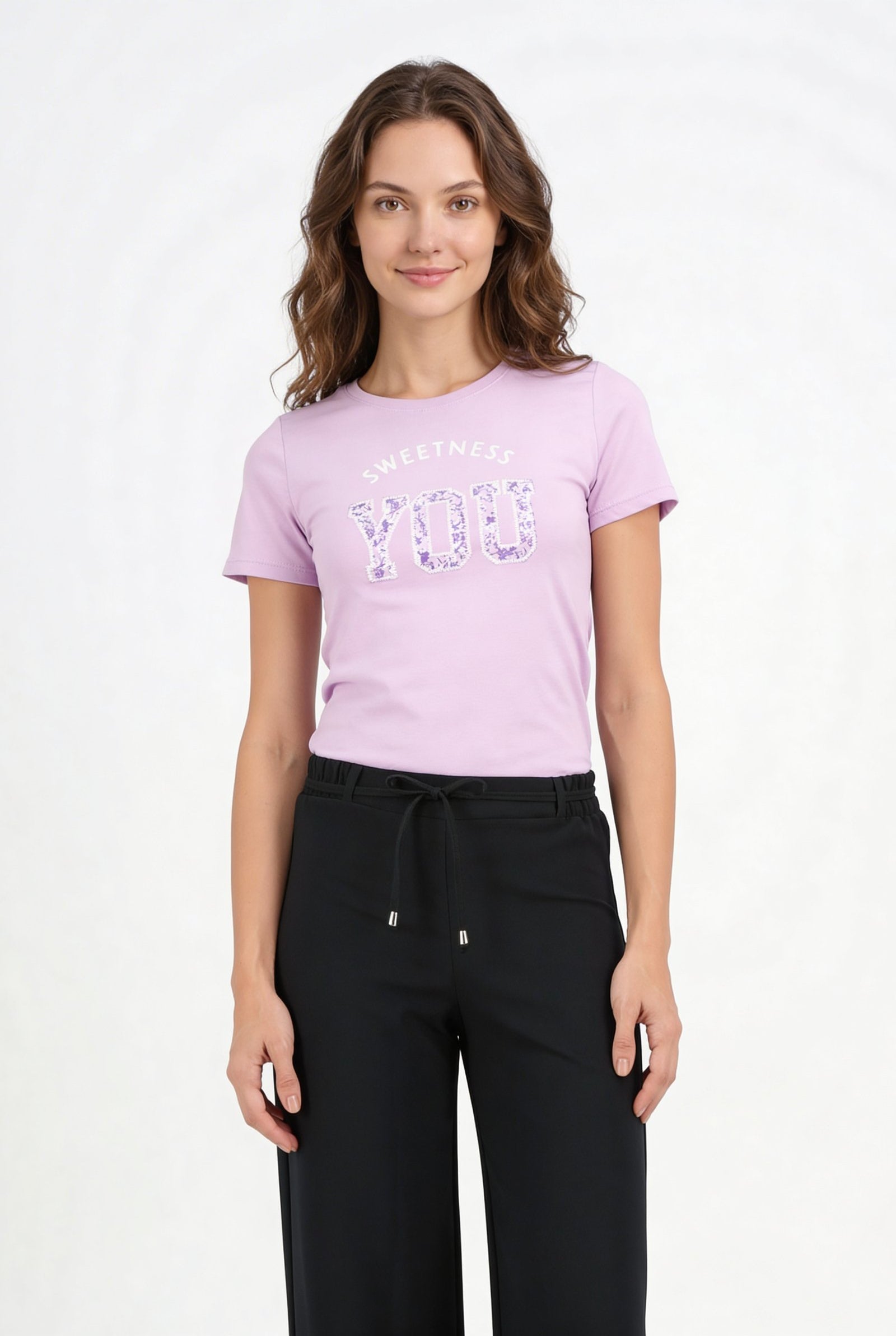 Camiseta de dama casual cuello redondo en color rosa claro con texto en diseño floral en el frente.