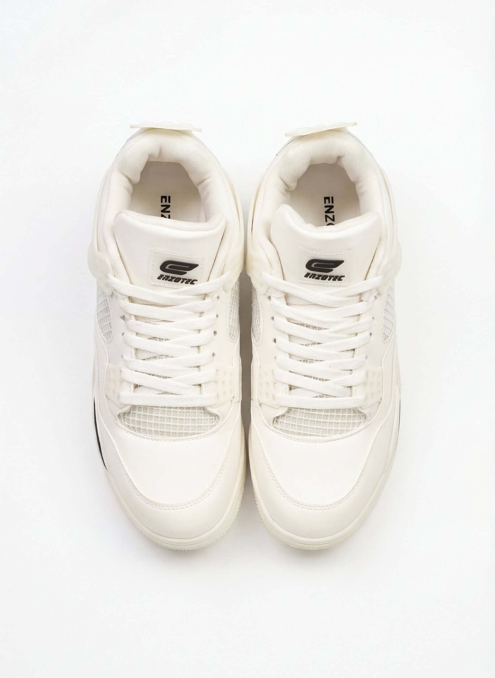 Tenis de hombre casual en color blanco con detalles modernos y estilo cómodo.
