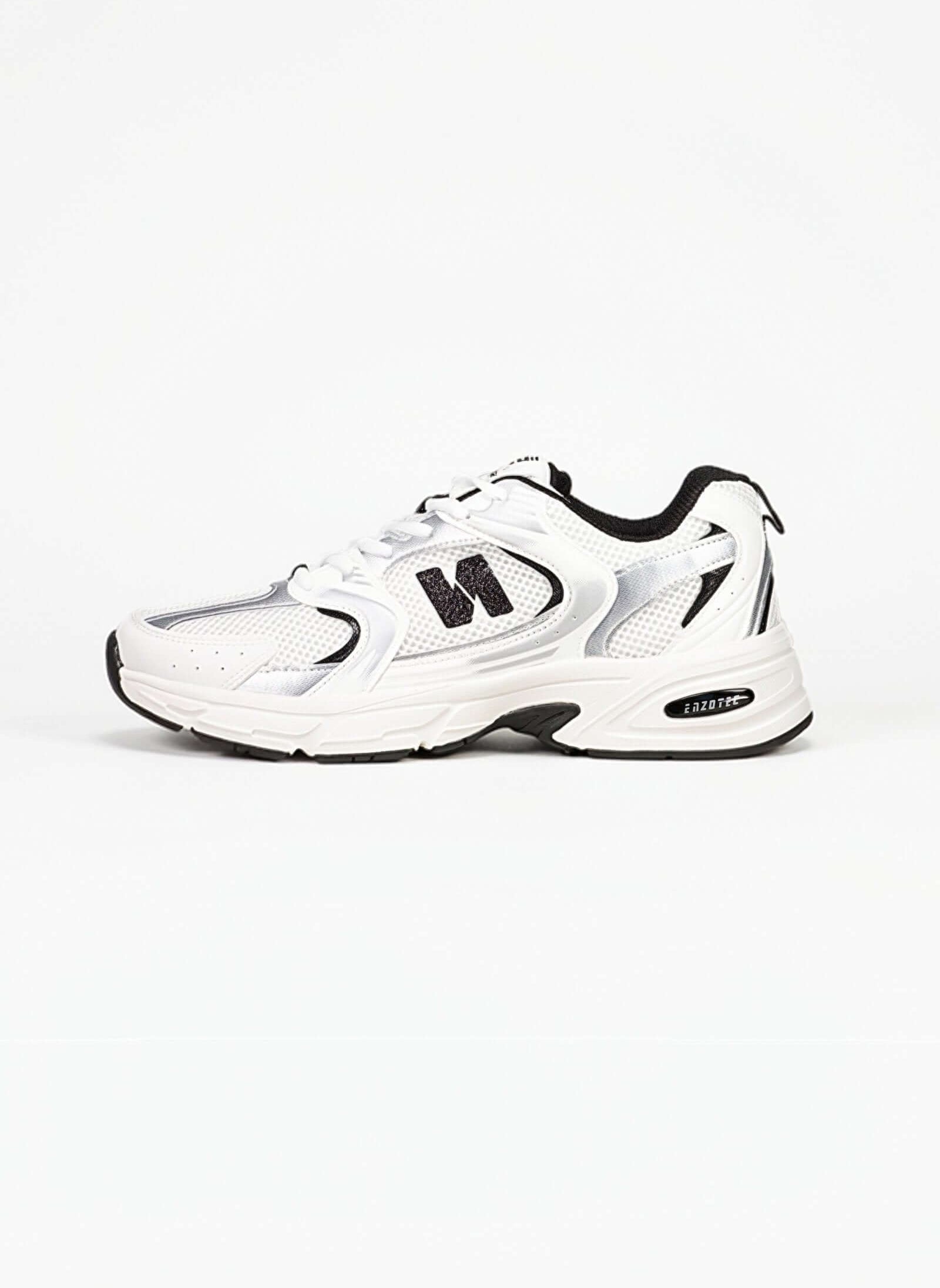 Tenis de hombre deportivo en color blanco y negro, ideales para actividades deportivas y casuales.