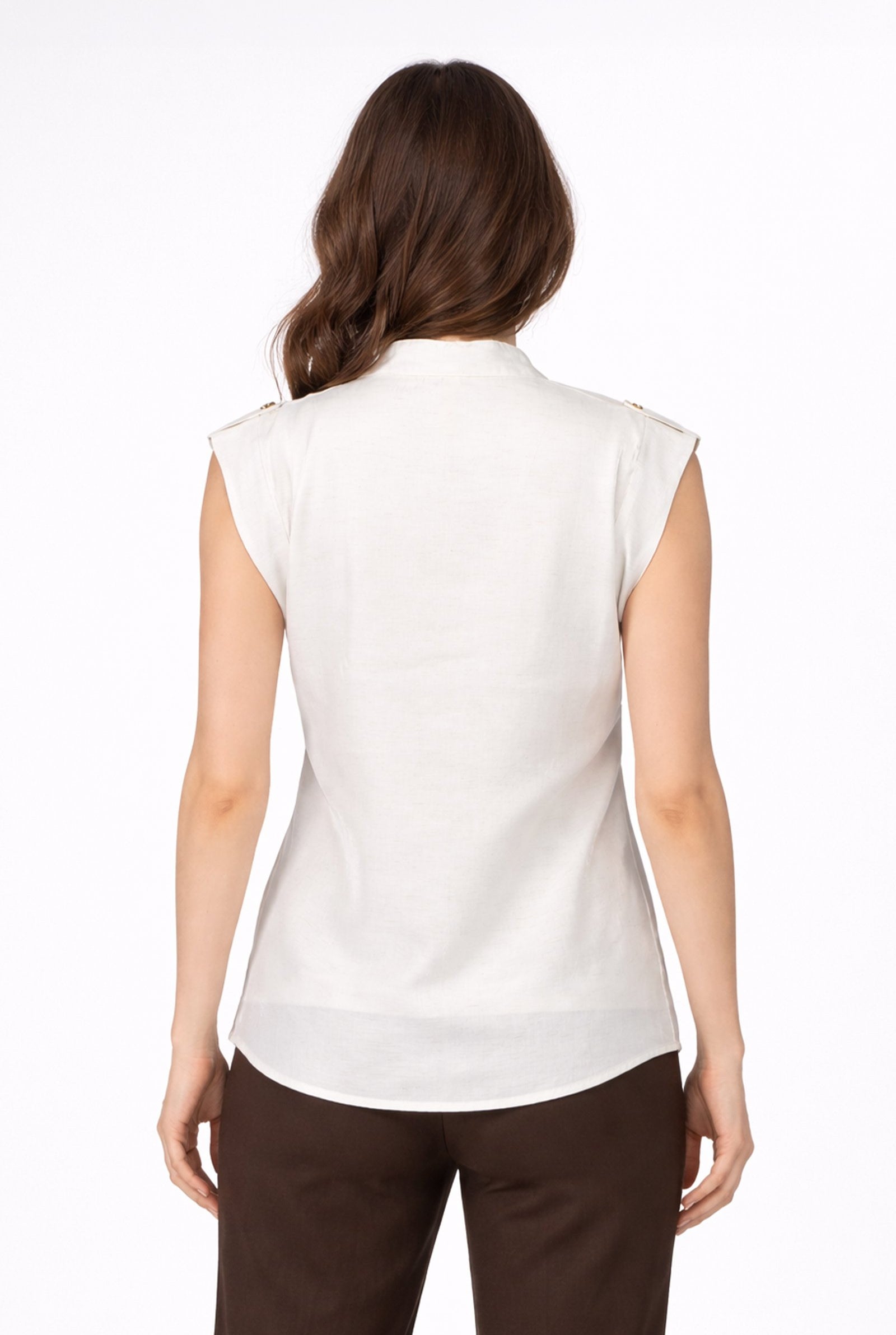 Blusa de dama moda vista trasera con detalles en los hombros, elegante y cómoda.