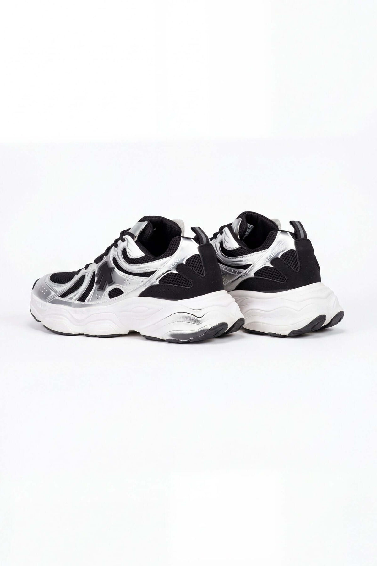 Tenis de hombre deportivo en color negro y plata, diseño moderno y deportivo para un rendimiento óptimo.
