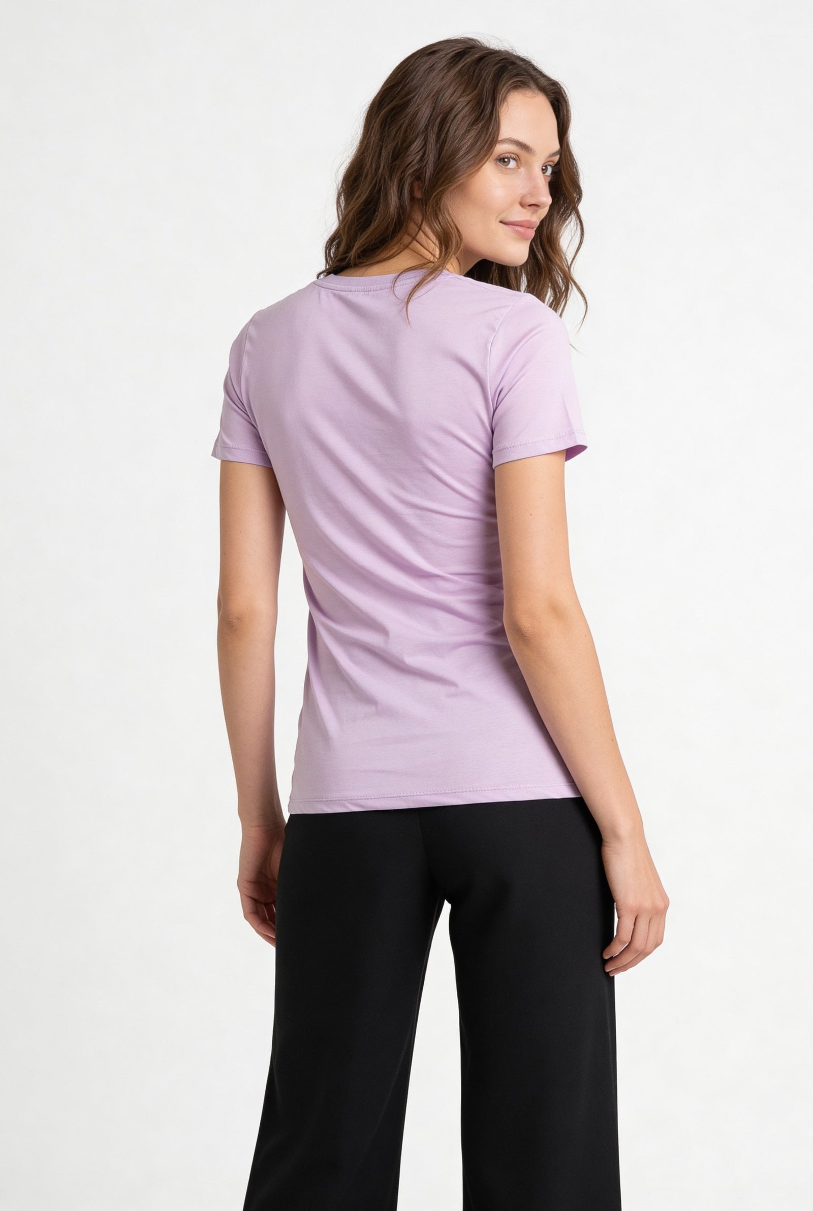 Camiseta de dama casual cuello redondo en color lila con diseño relajado.