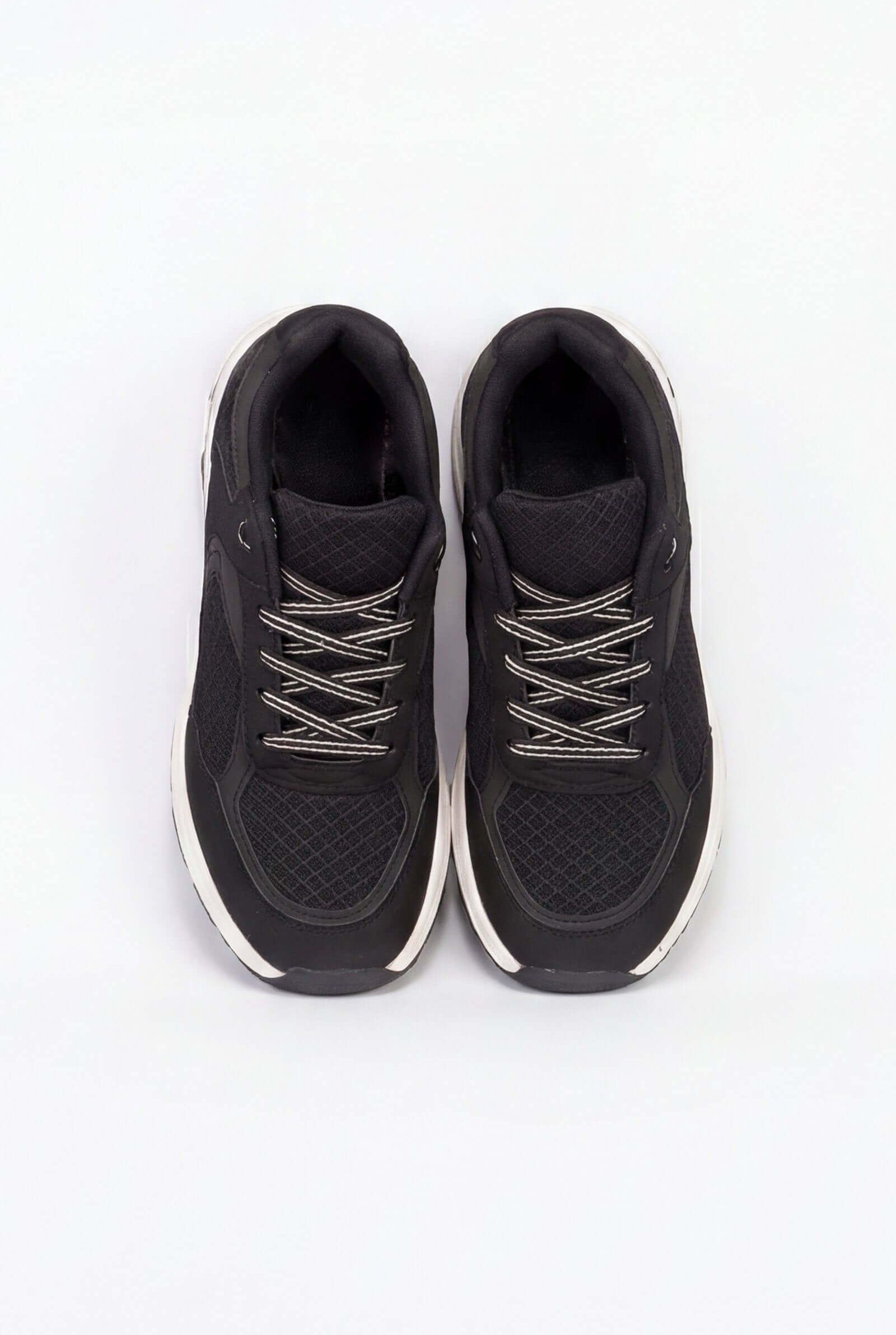 Tenis de dama deportivo en color negro, con detalles en gris y diseño cómodo para actividades deportivas.