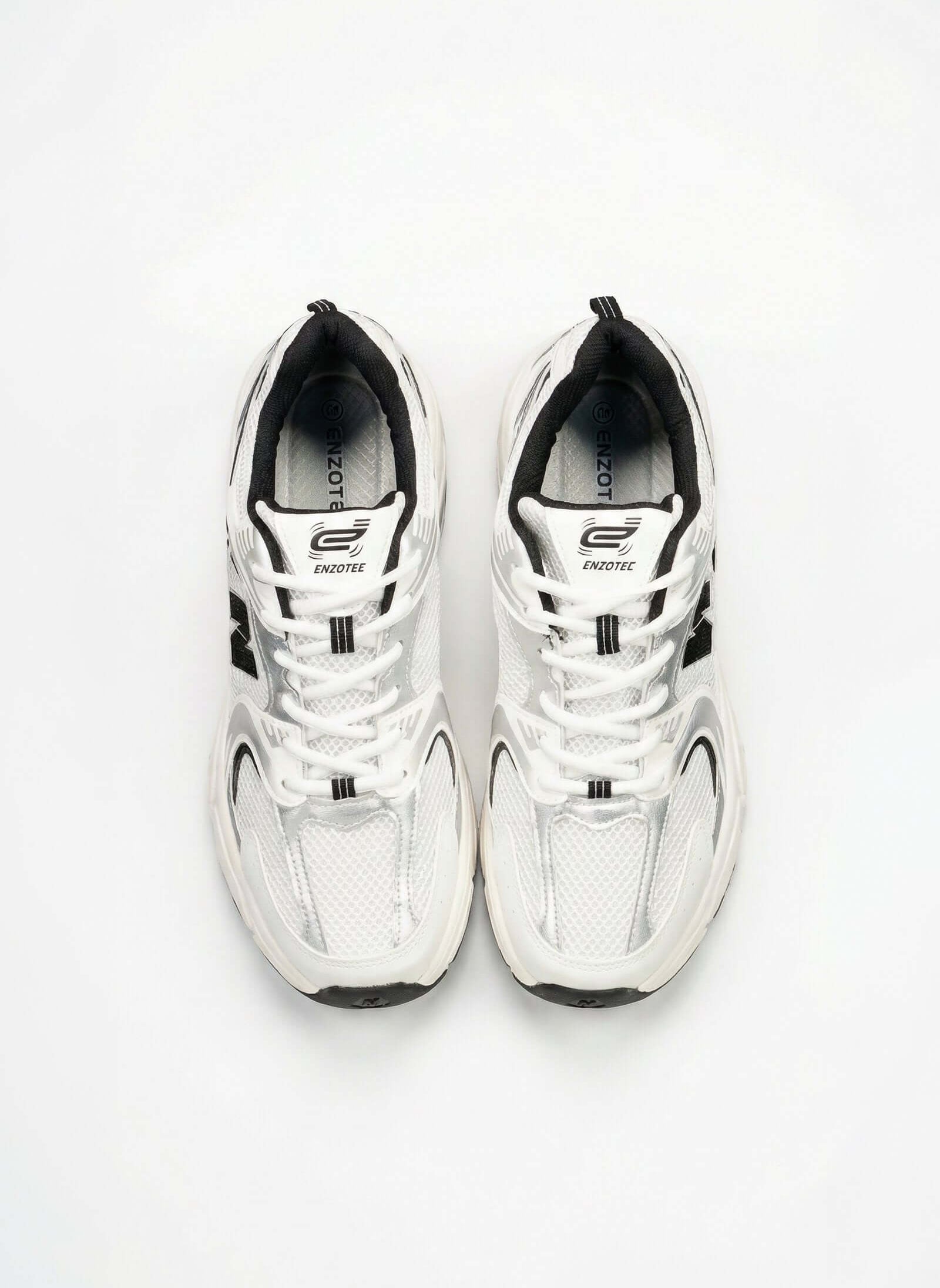 Tenis de hombre deportivo en color blanco y negro, con diseño moderno y ligero.