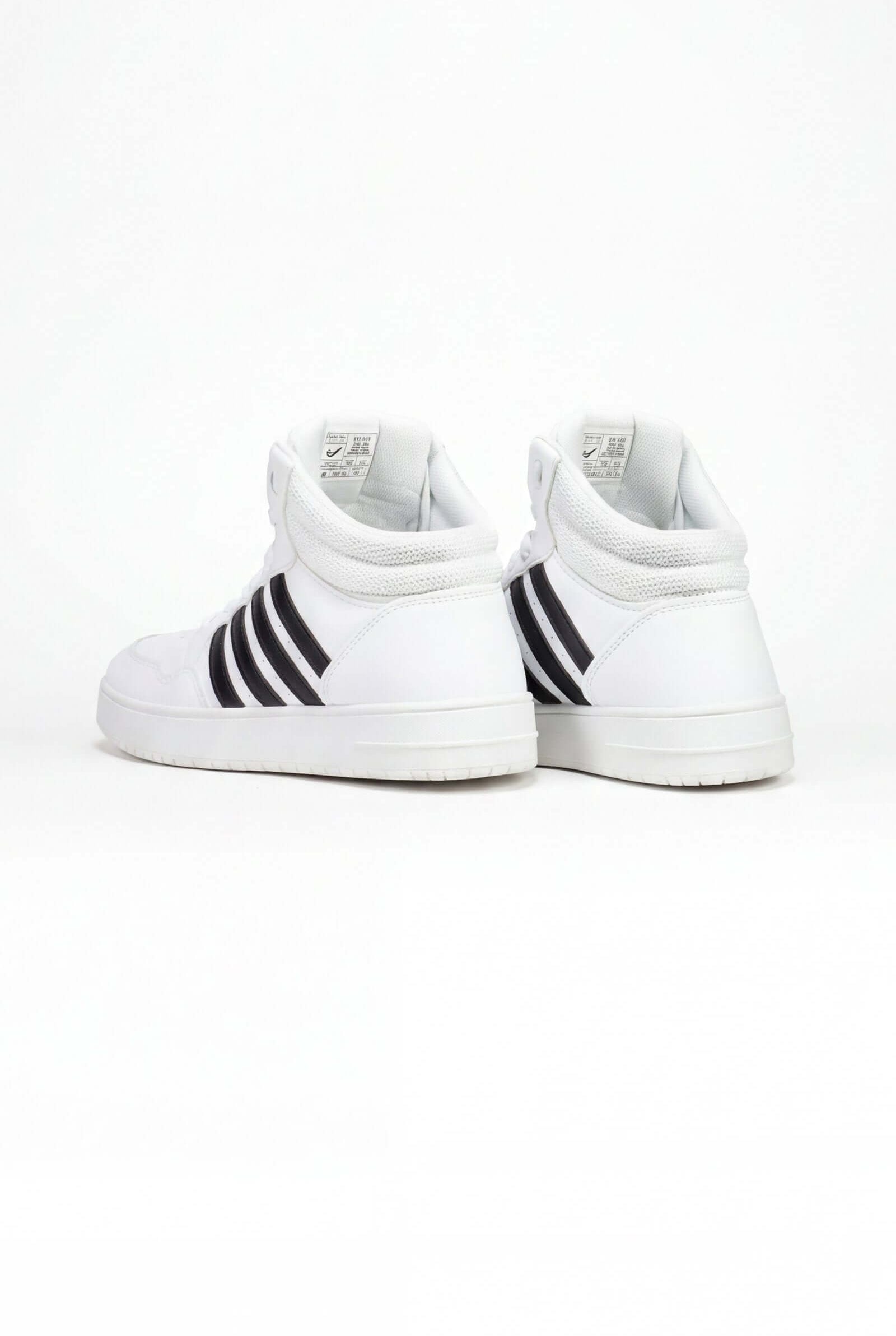 Tenis de dama casual, zapatillas blancas con detalles negros en la parte trasera.