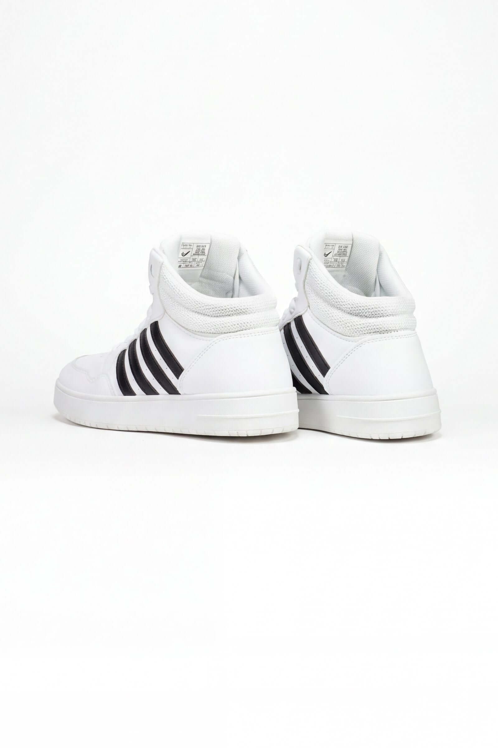 Tenis de dama casual, zapatillas blancas con detalles negros en la parte trasera.
