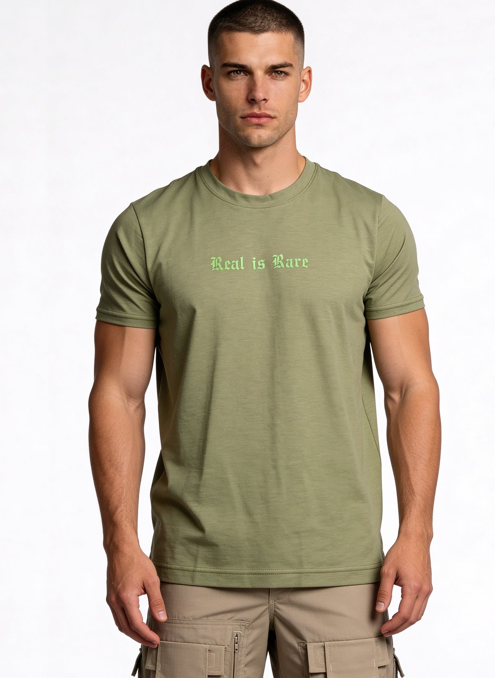 Camiseta de hombre sublimada color verde militar con mensaje 'Real is Rare' en el pecho.