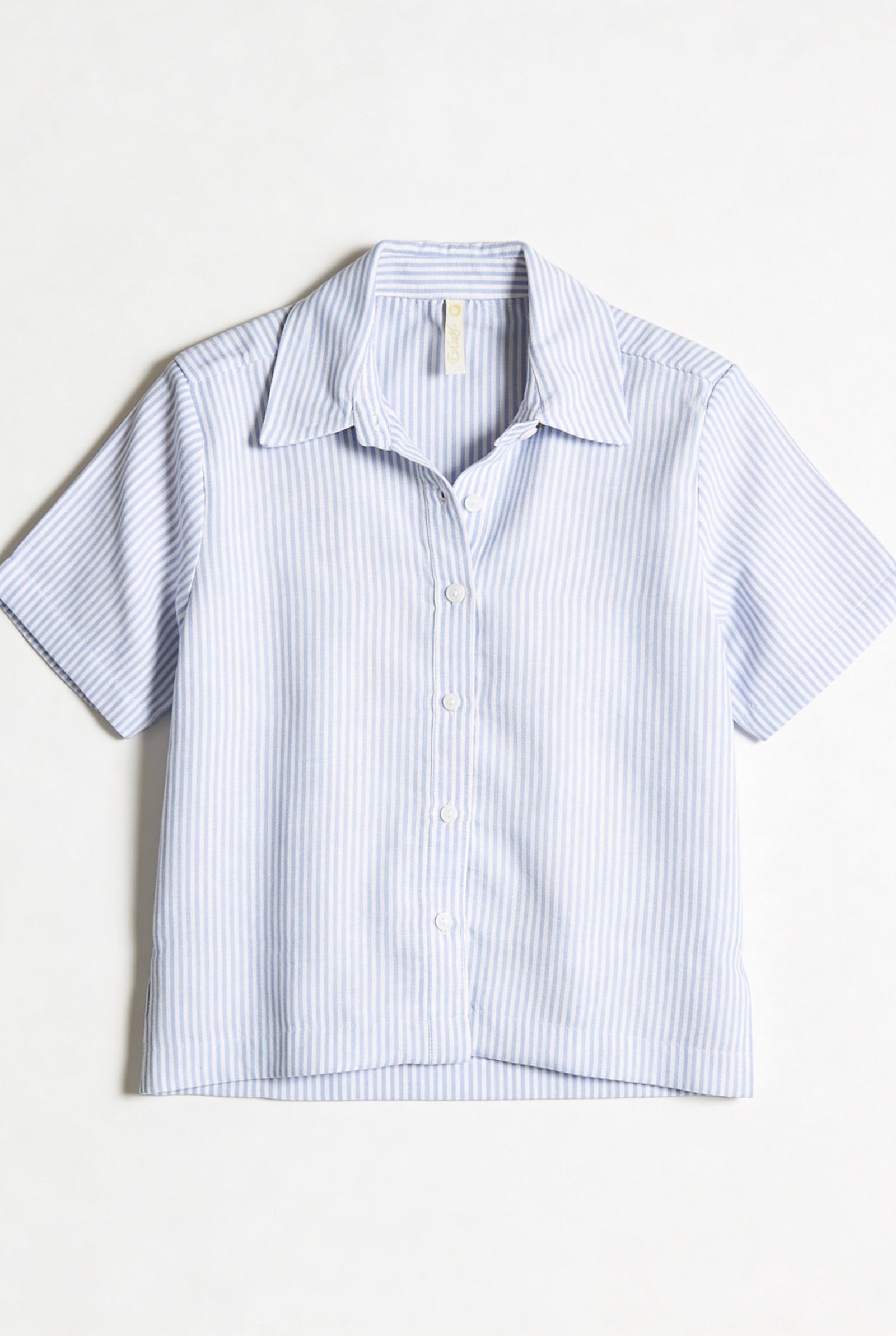 Blusa de dama moda manga corta con diseño a rayas y botones, ideal para el uso diario.