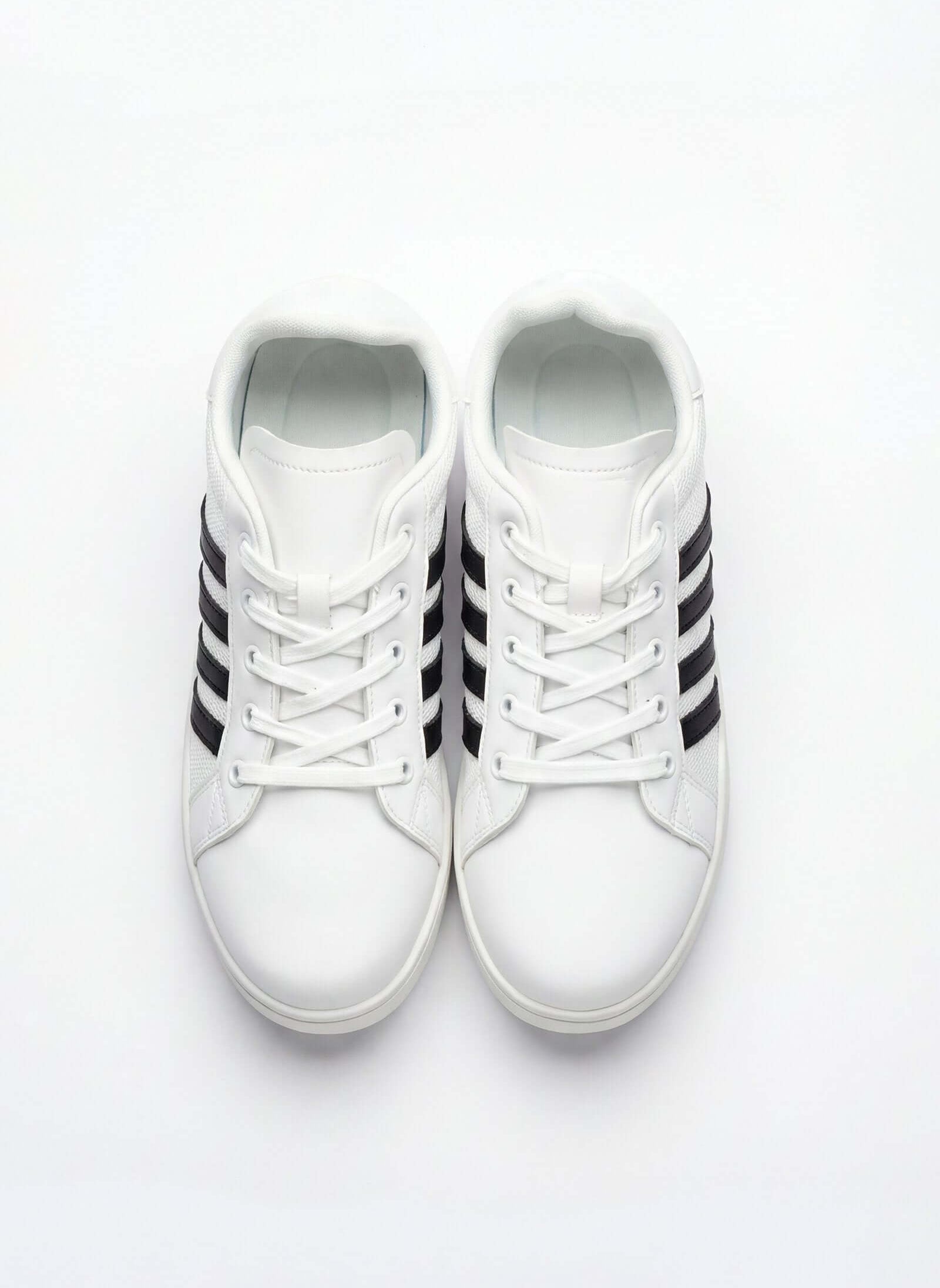 Tenis de hombre casual con diseño blanco y negro, perfectos para el uso diario.