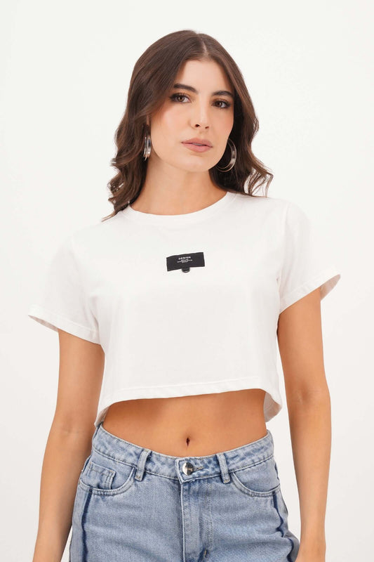 Blusa de dama semi ajustada, estilo moderno, perfecta para cualquier ocasión, en color blanco con etiqueta.
