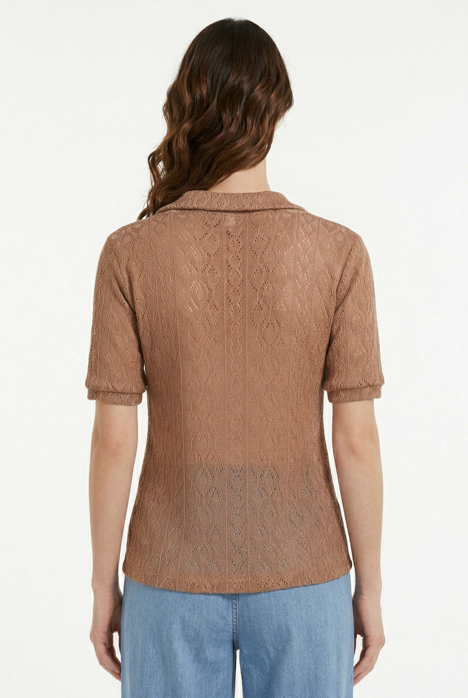 Blusa de dama moda vista trasera, diseño elegante con cuello y manga corta, en color marrón.