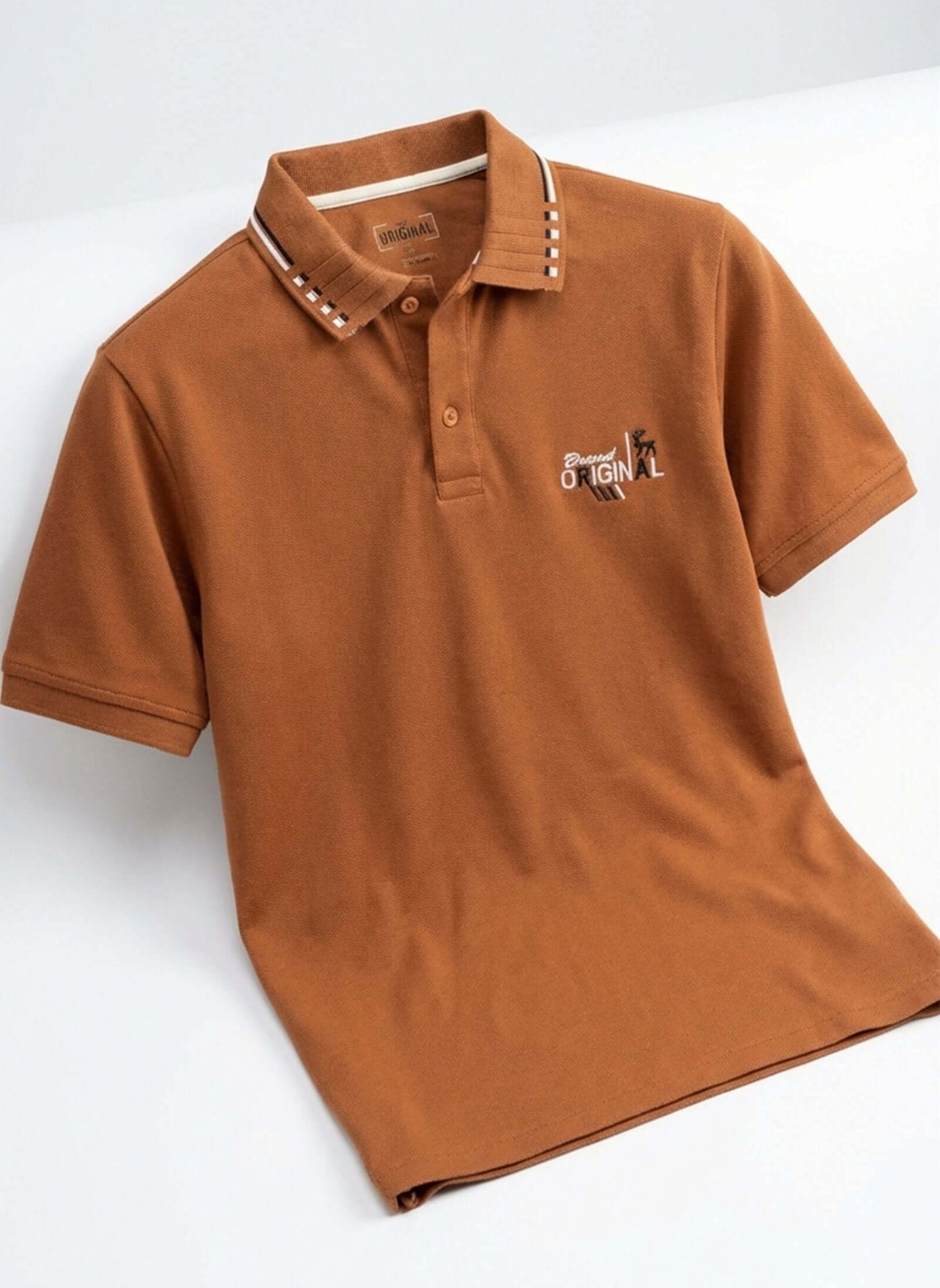 Polo de hombre de moda color marrón con detalles de diseño y logo en el pecho.