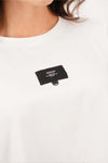 Colección de blusa de dama blanca con etiqueta de diseño, ideal para uso diario y ocasiones informales.