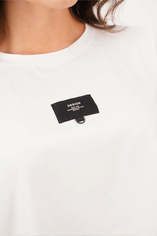 Colección de blusa de dama blanca con etiqueta de diseño, ideal para uso diario y ocasiones informales.