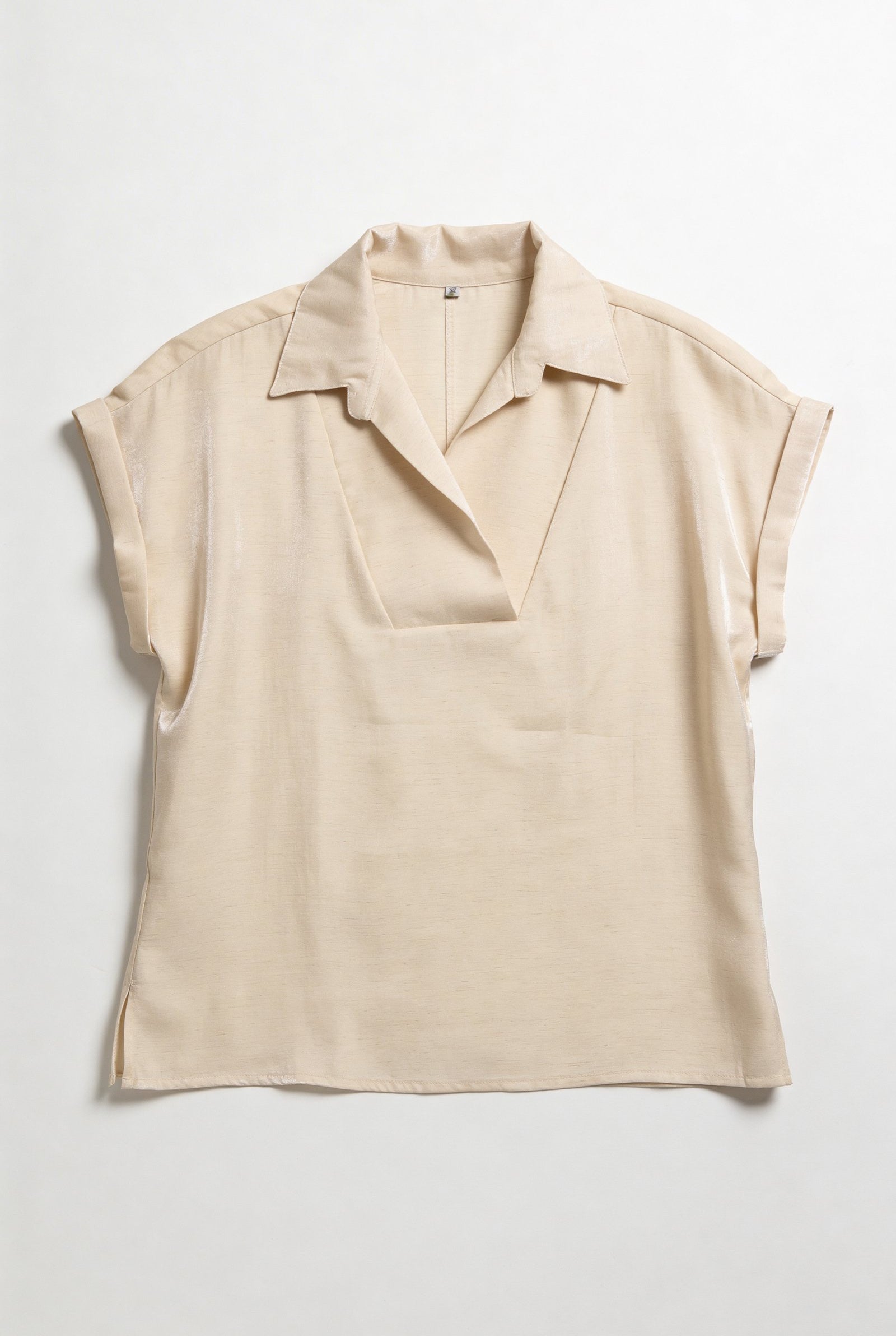 Blusa de dama moda en color beige con diseño de cuello y mangas cortas