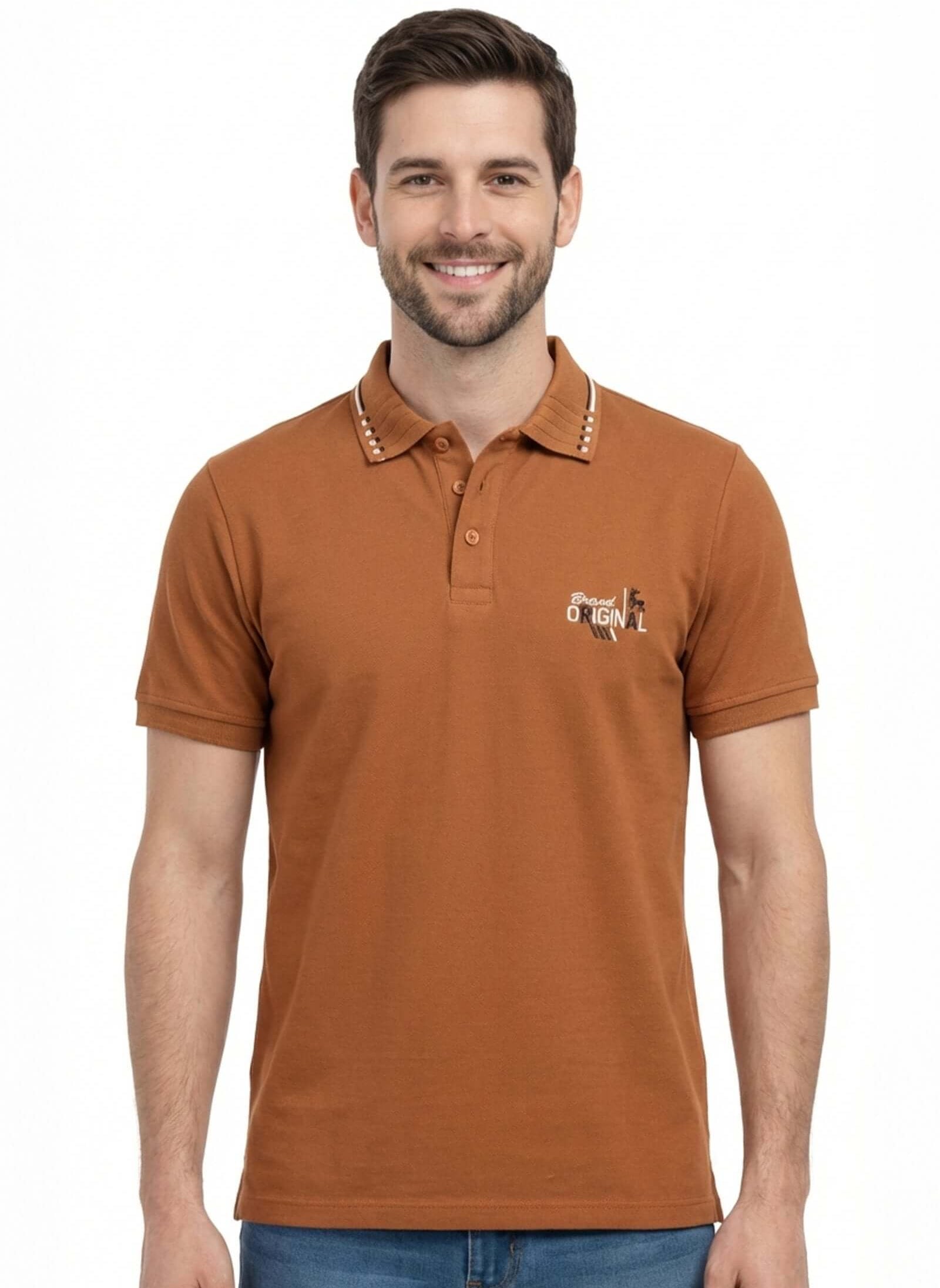 Polo de hombre de moda en color marrón con detalles en el cuello y logo, ideal para ocasiones casuales.