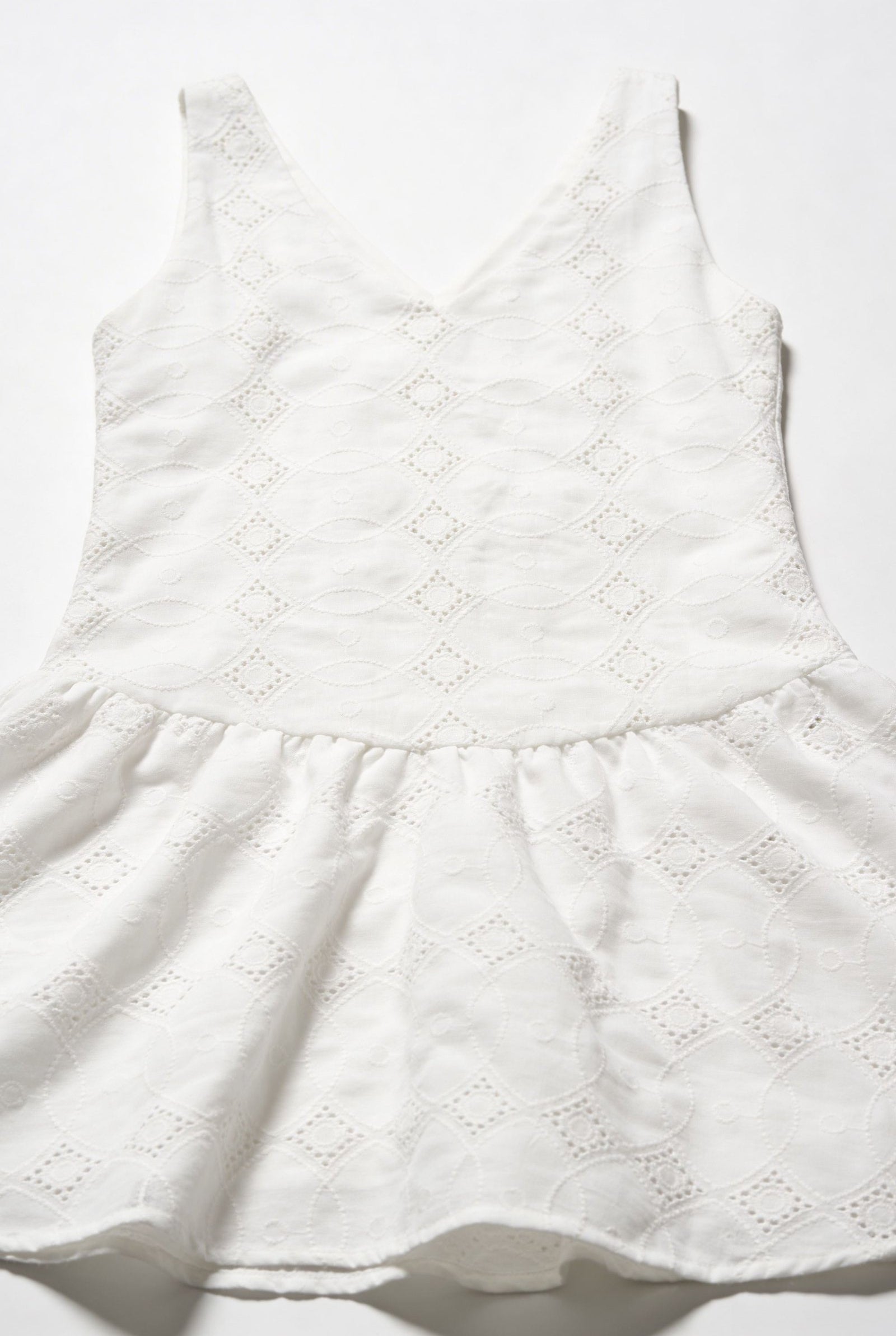 Vestido de dama de moda en color blanco con diseño de encaje y falda amplia.