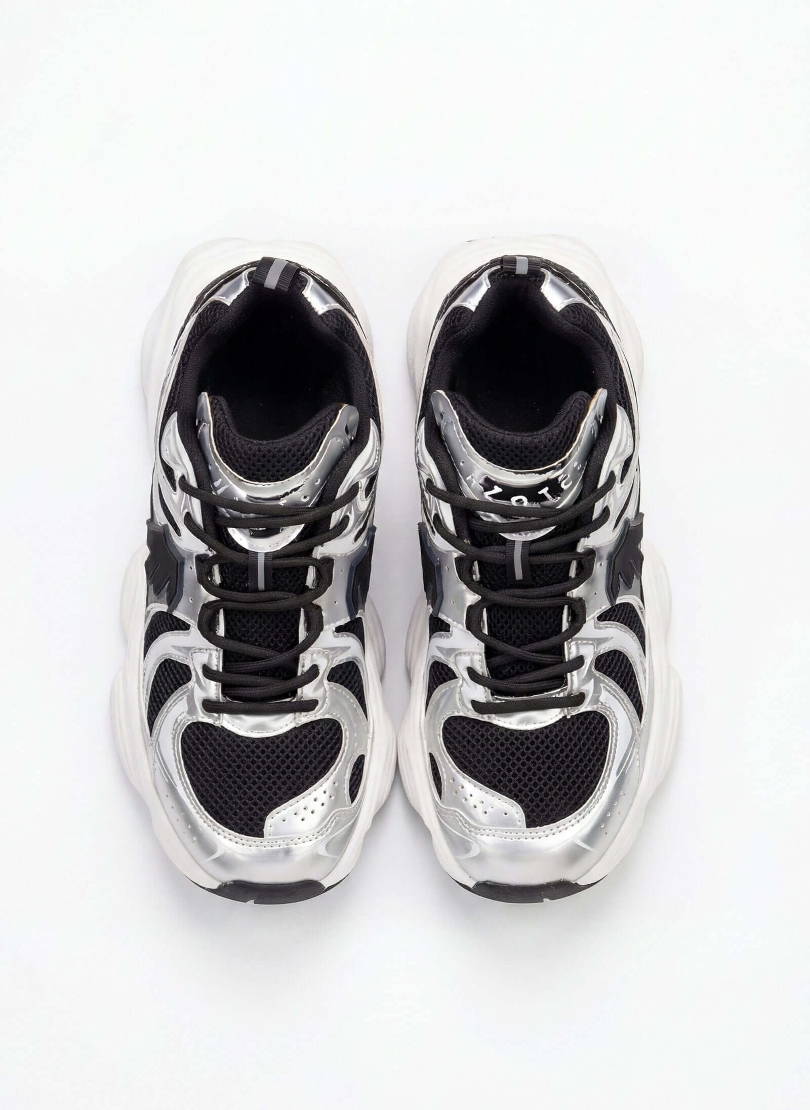 Tenis de hombre deportivo en color negro y blanco, vista superior, ideal para actividades deportivas.