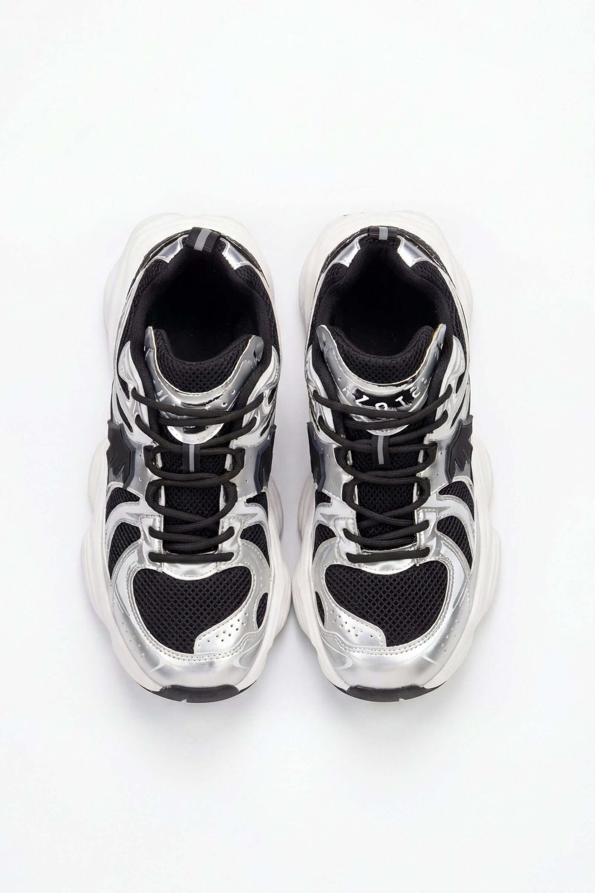 Tenis de hombre deportivo en color negro y blanco, vista superior, ideal para actividades deportivas.