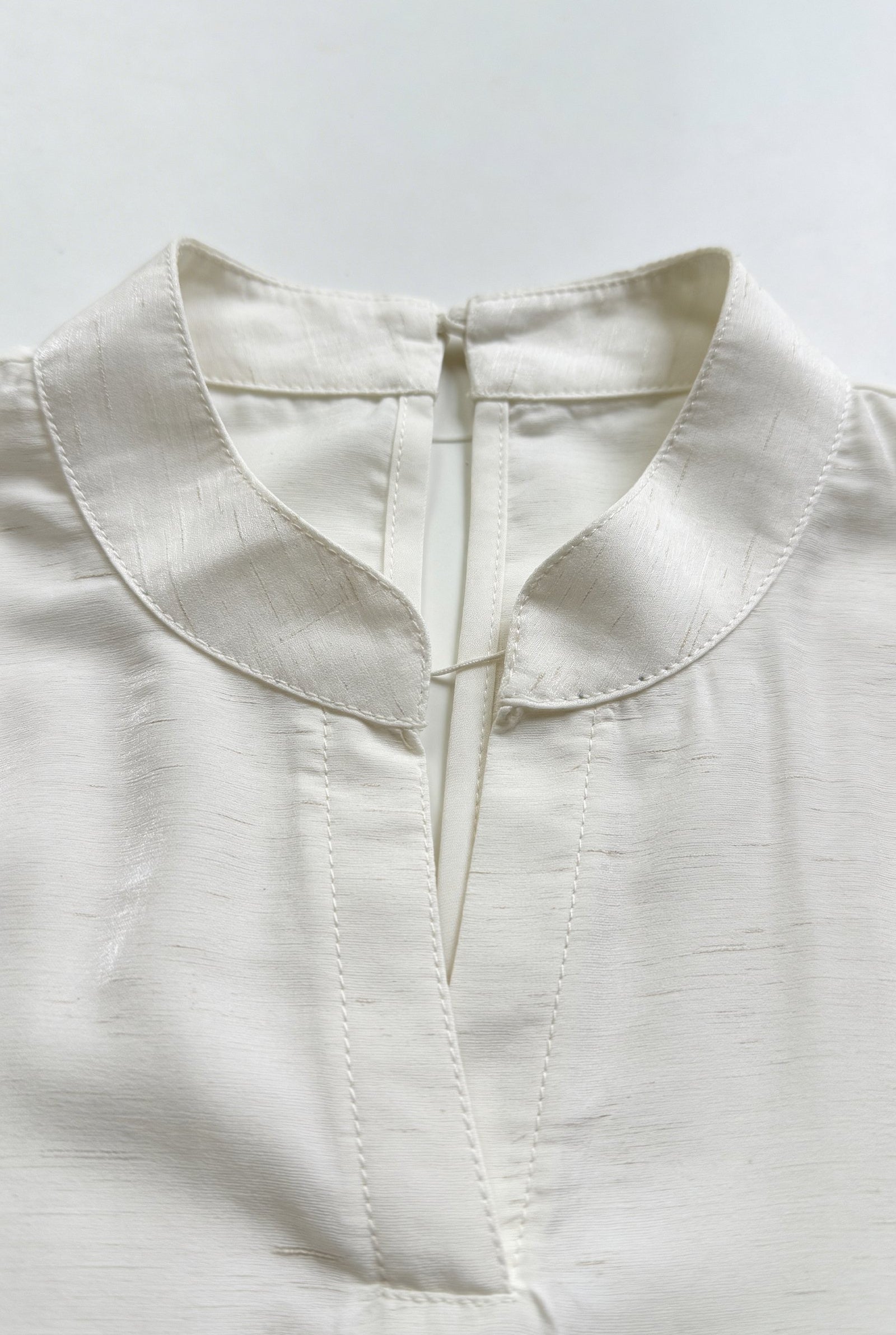 Blusa de dama moda detalle del cuello y cierre en la parte posterior.