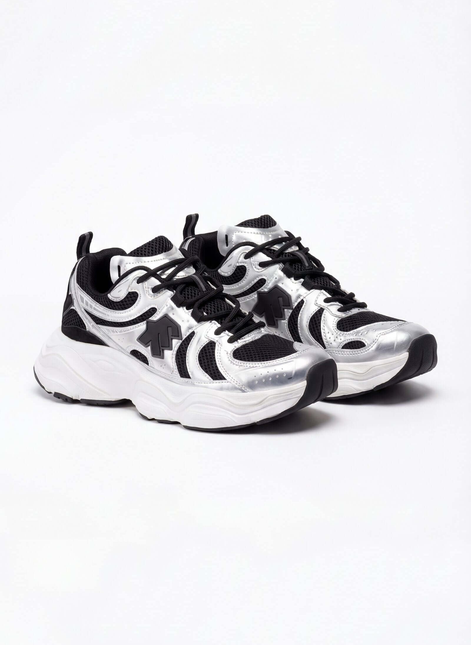 Tenis de hombre deportivo en colores negro y plata para corredores y actividades deportivas.