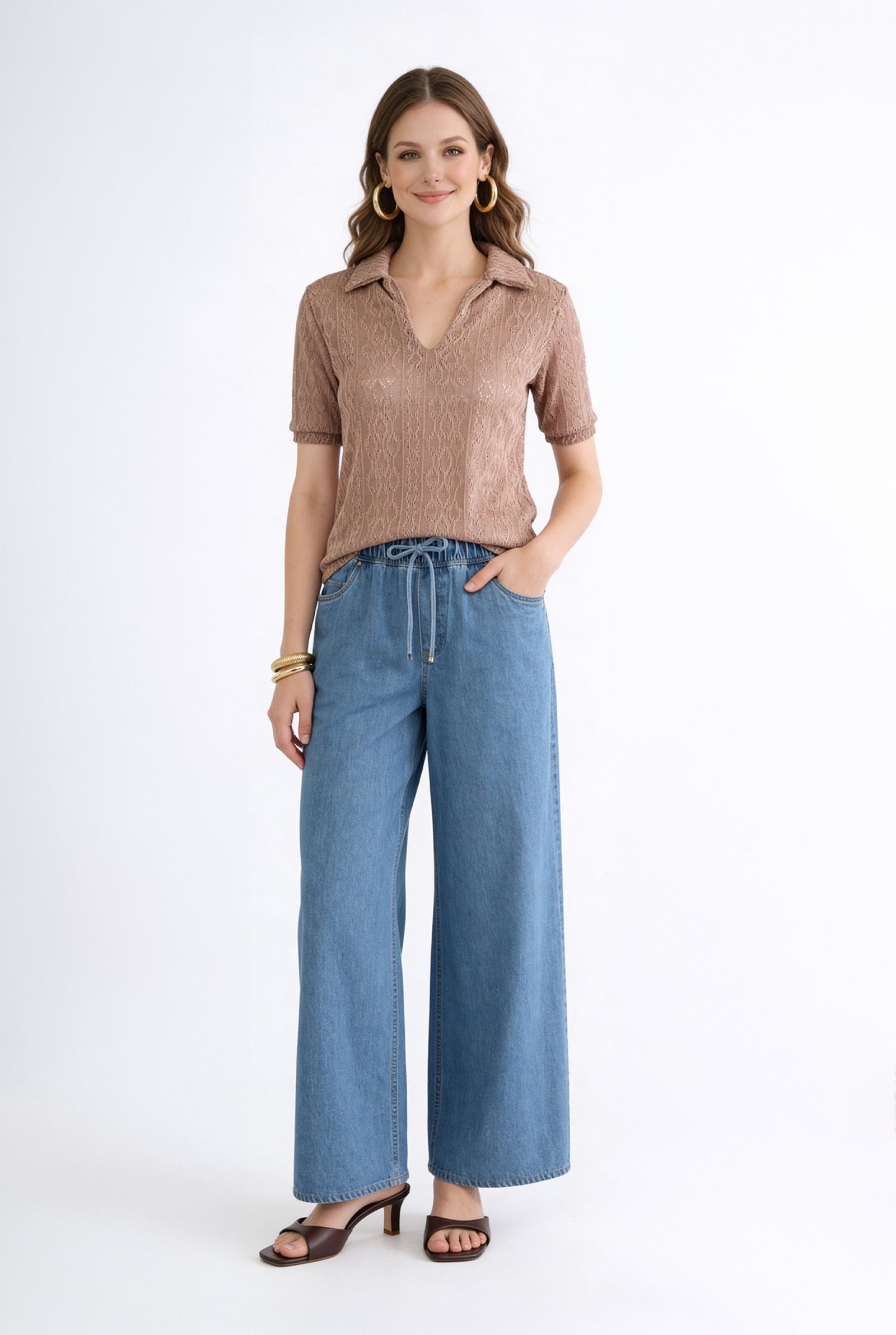 Blusa de dama moda worn with wide-leg jeans, featuring a stylish collar and relaxed fit.