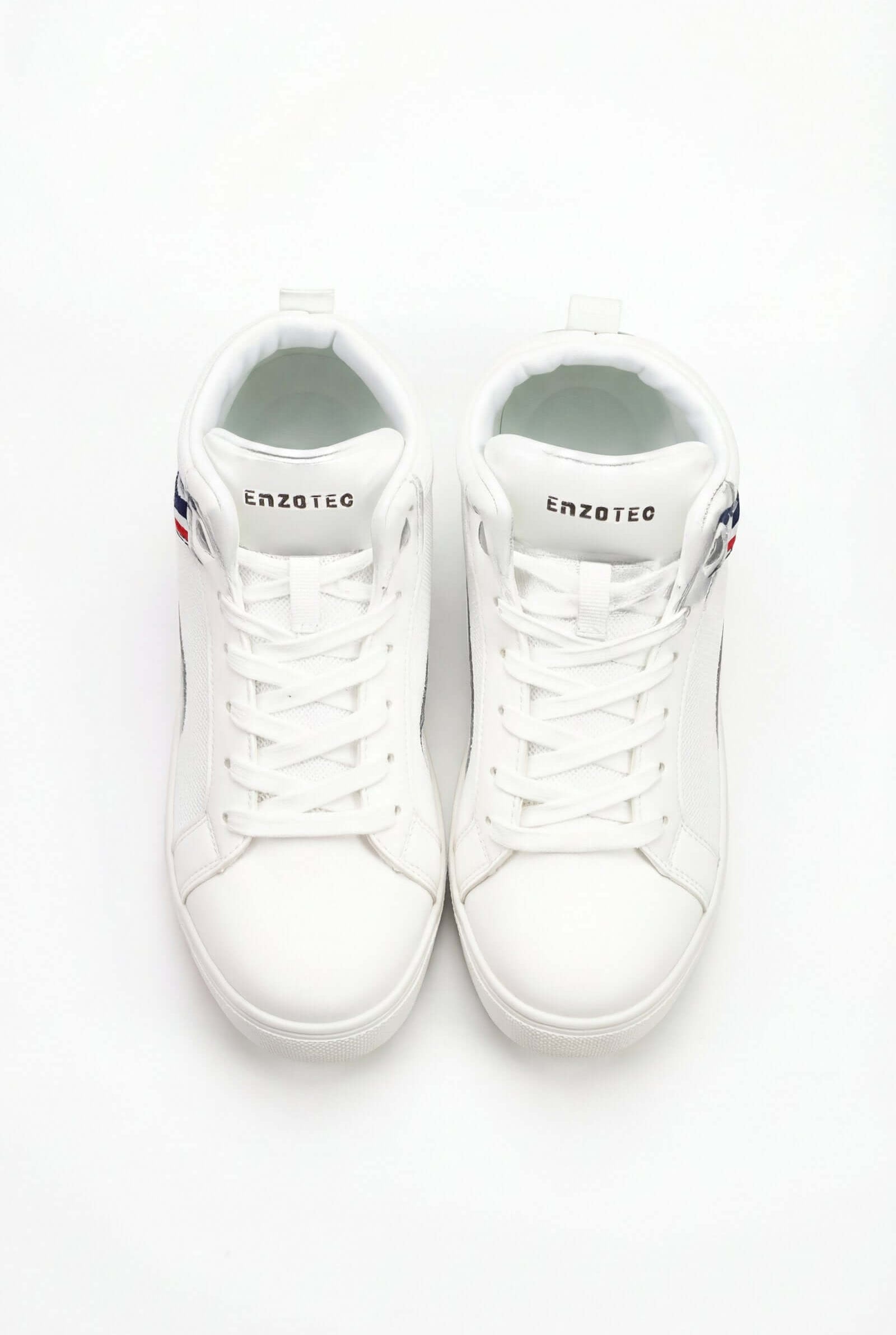 Tenis de dama casual en color blanco con detalles de diseño, ideales para un look casual.