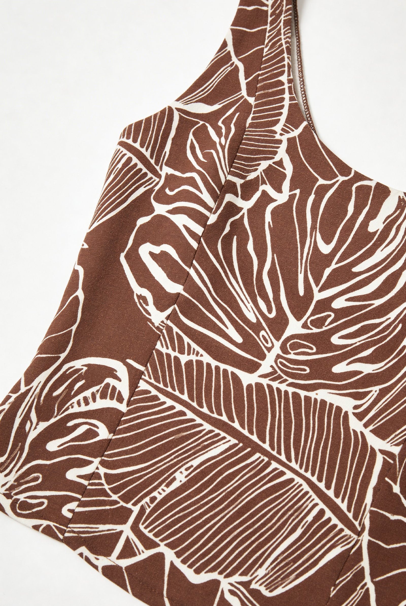 Blusa de dama moda manga sisa con estampado de hojas marrones y diseño elegante.