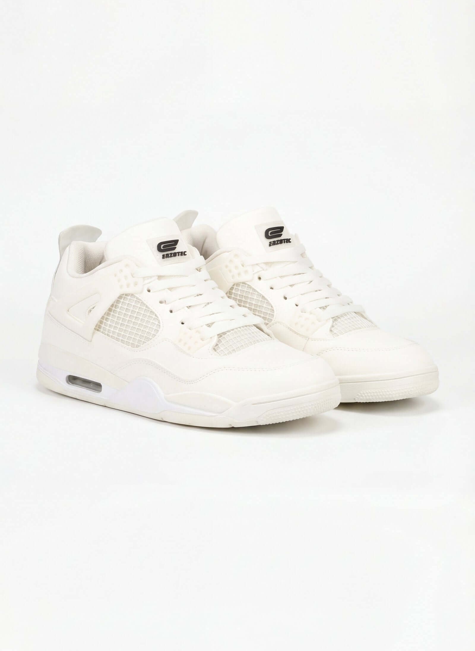 Tenis de hombre casual en color blanco con detalles en malla y diseño moderno.