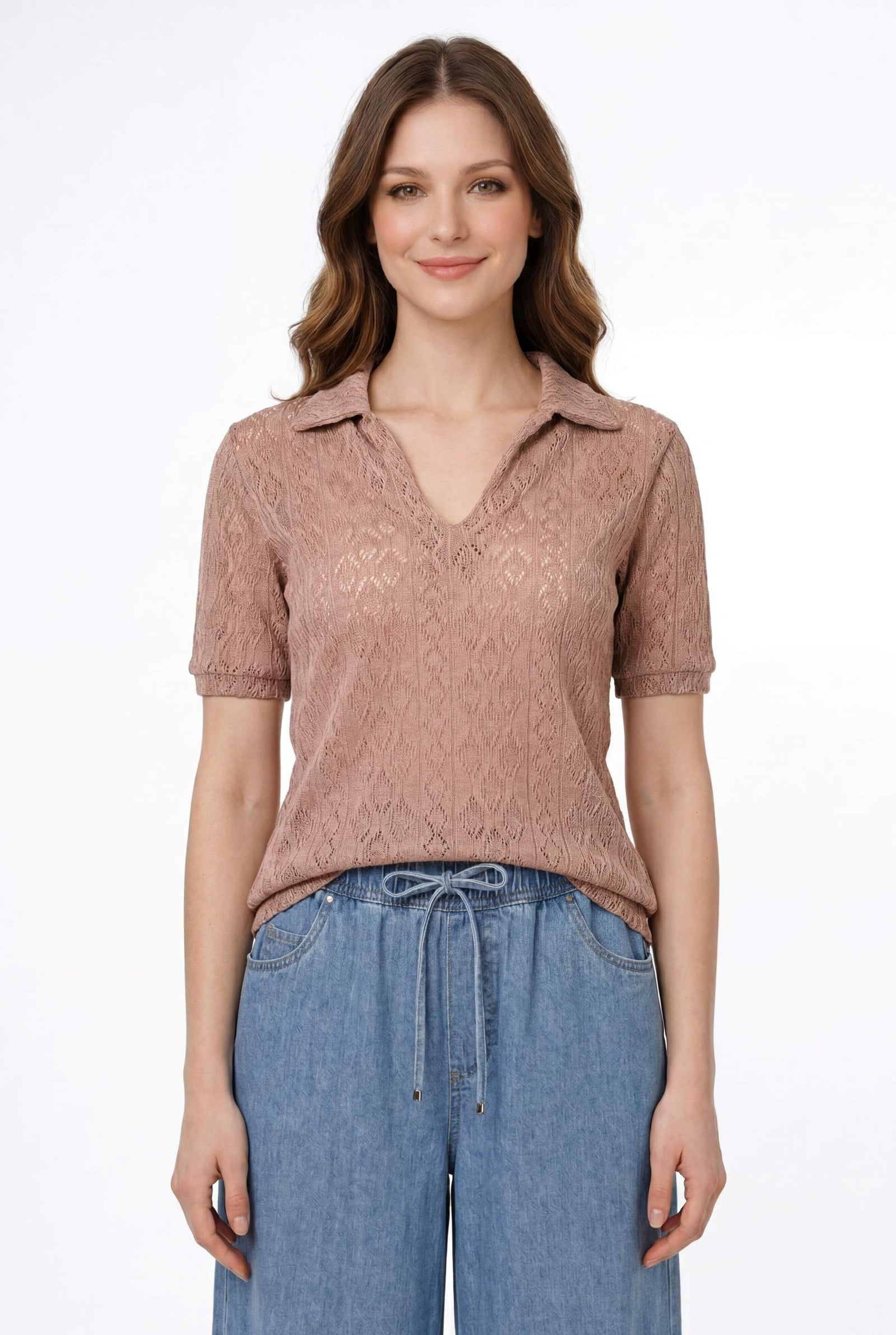 Blusa de dama moda en color rosa, con diseño de trenzado y cuello en V, perfecta para looks casuales.