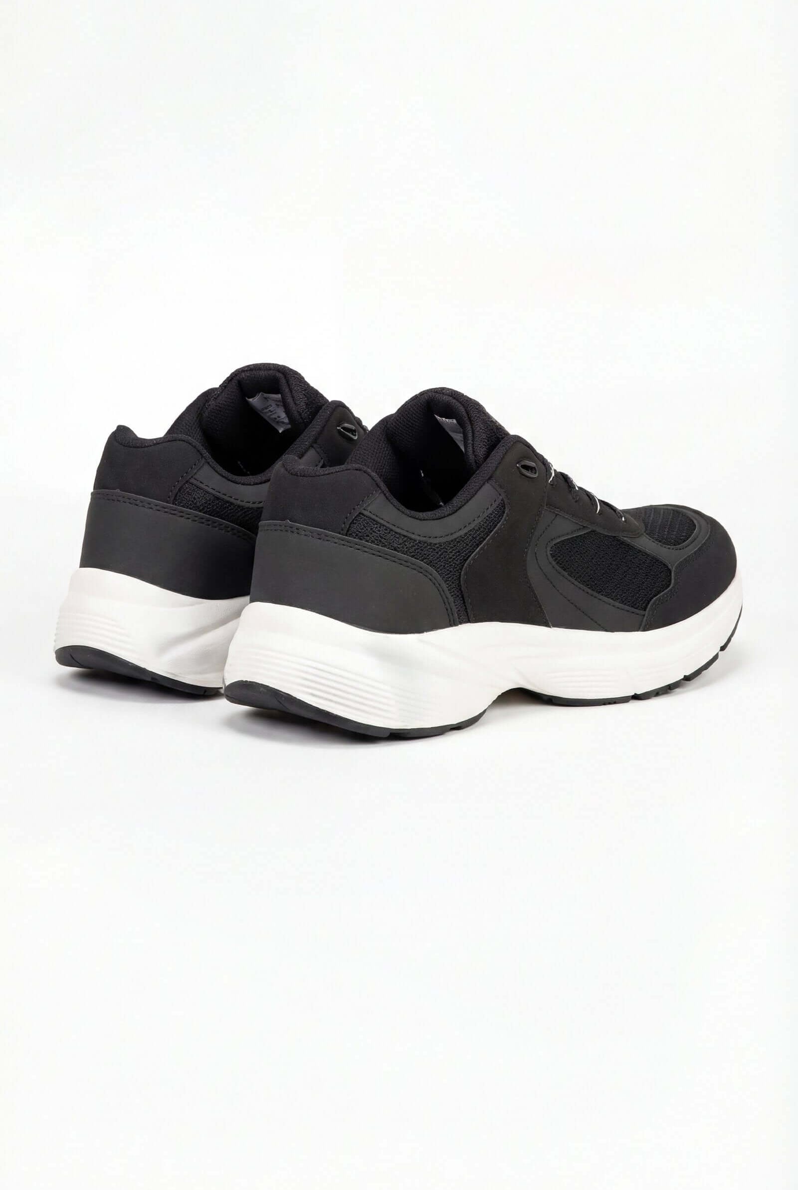 Tenis de dama deportivo en color negro con diseño cómodo y moderno.