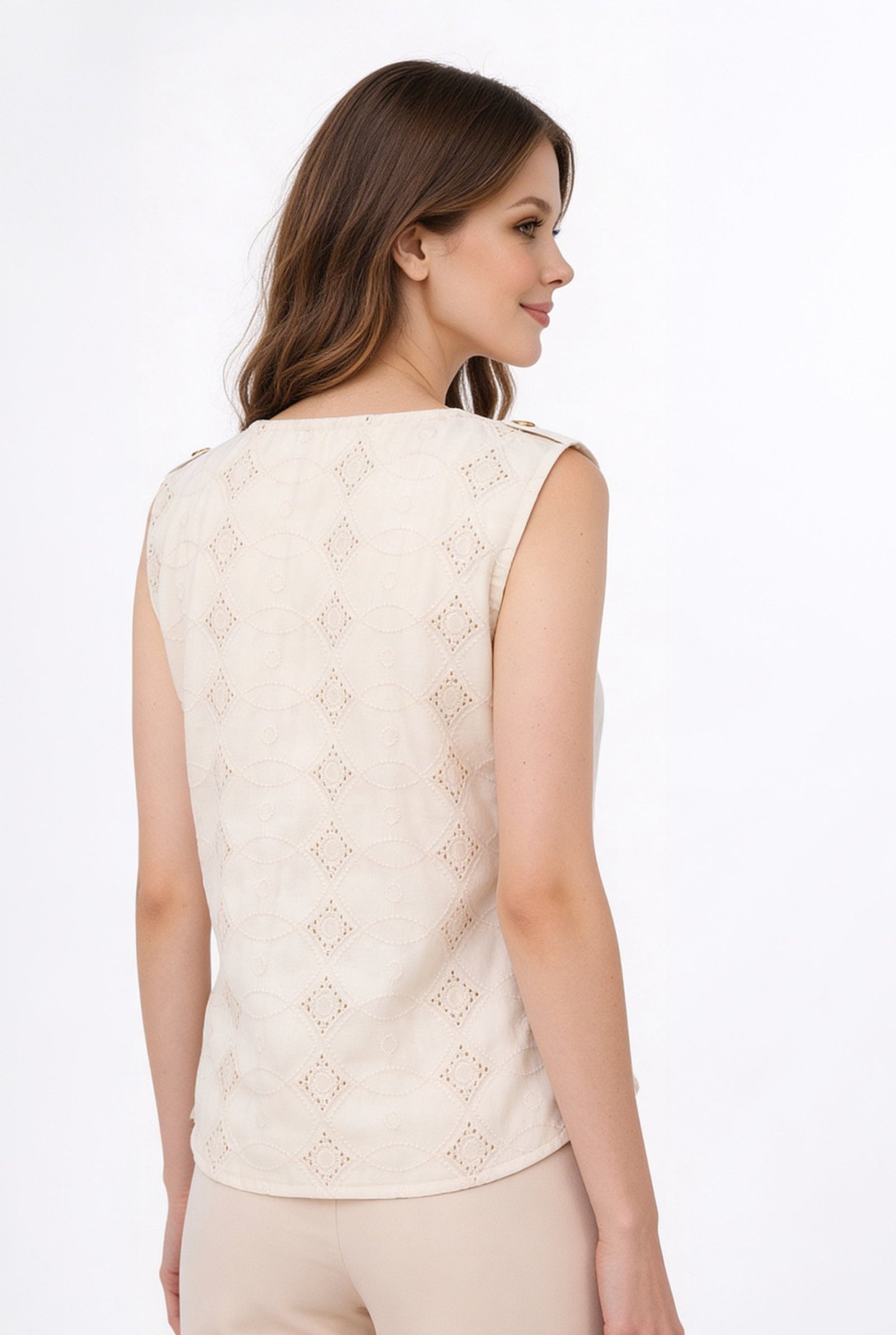 Mujer usando una blusa de dama moda manga sisa con diseño calado en color beige.