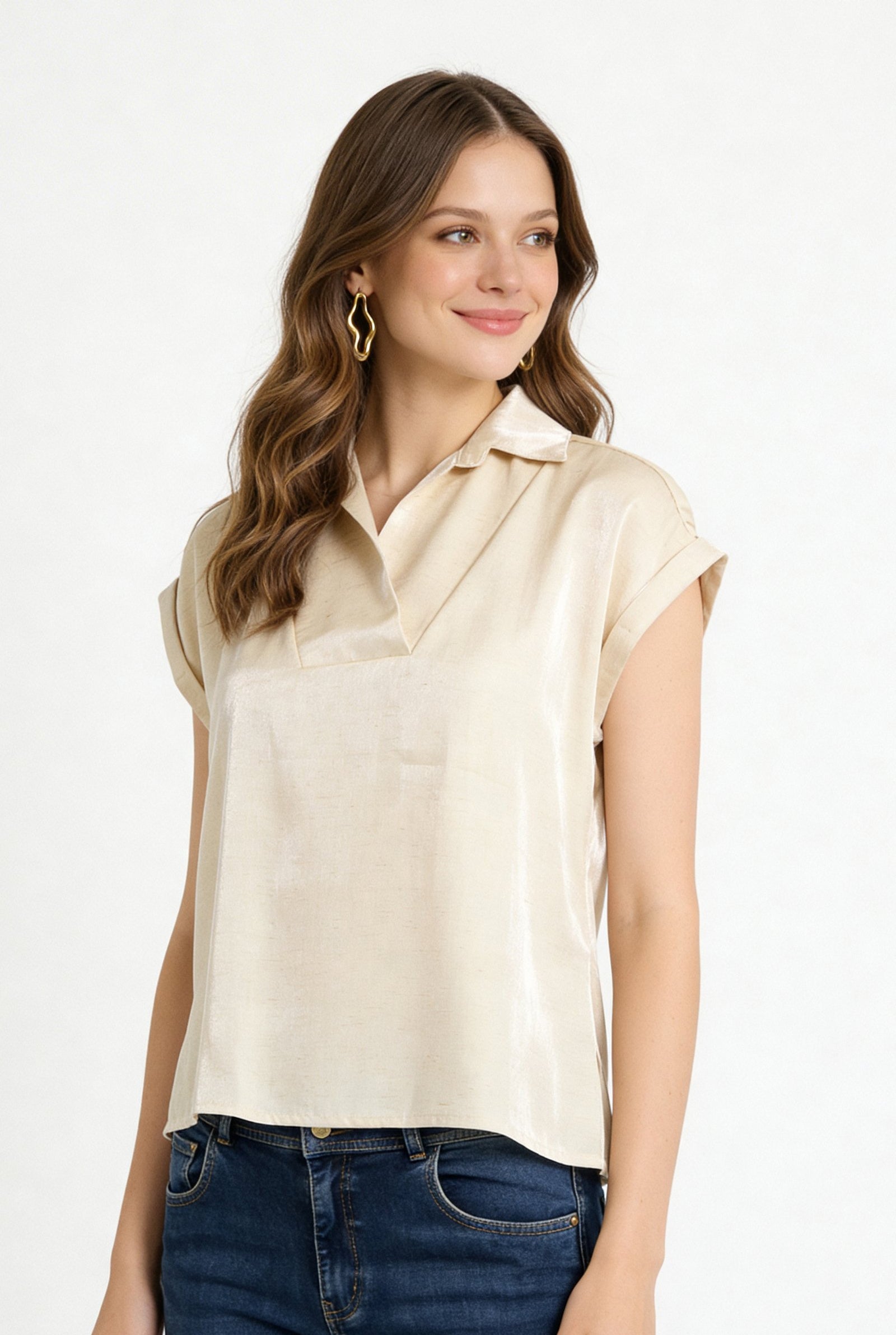 Blusa de dama moda, blusa de mujer de moda de color beige, con mangas cortas y cuello formal.