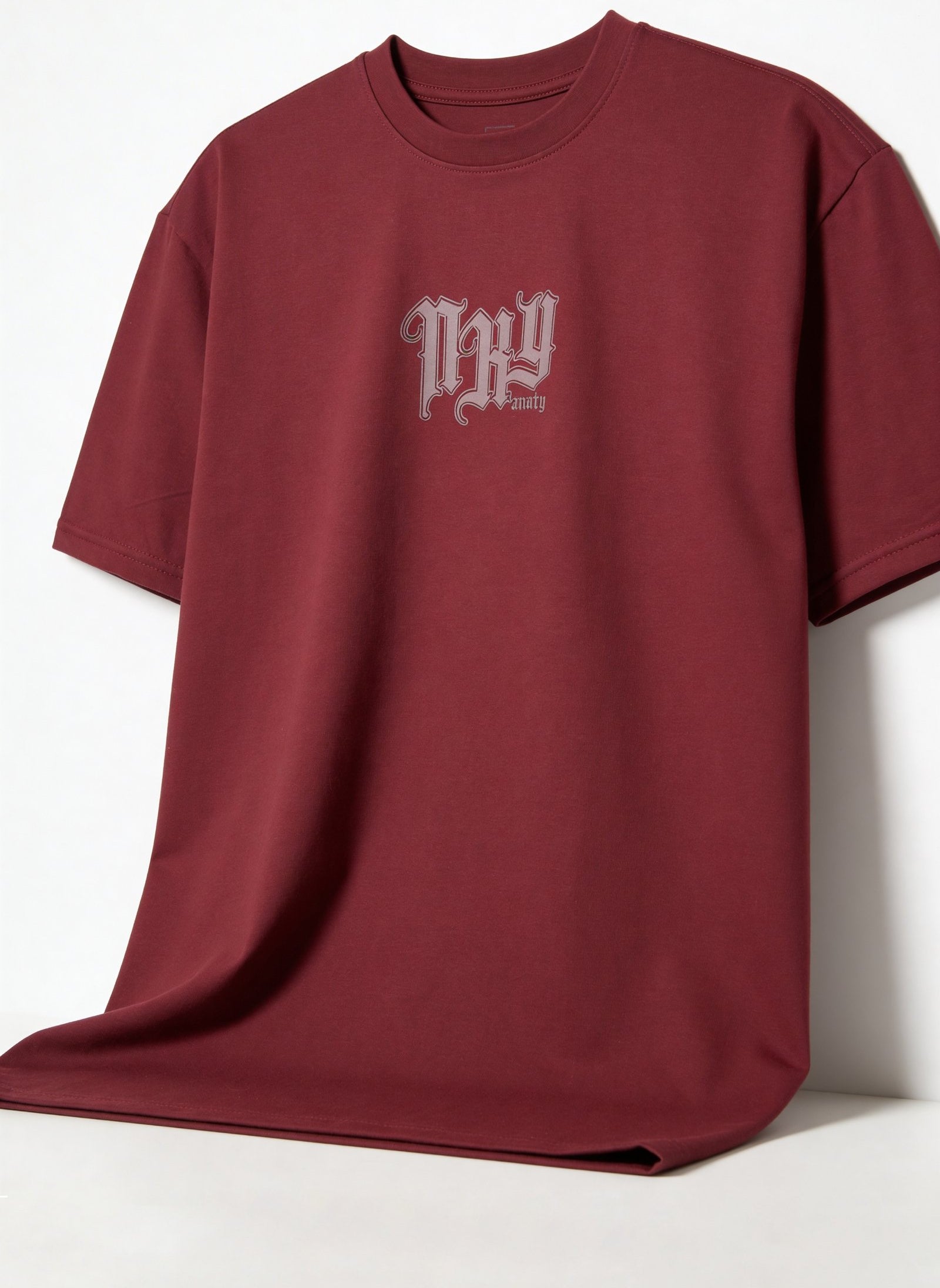 Camiseta de hombre sublimada de color burdeos con diseño gráfico en el pecho.