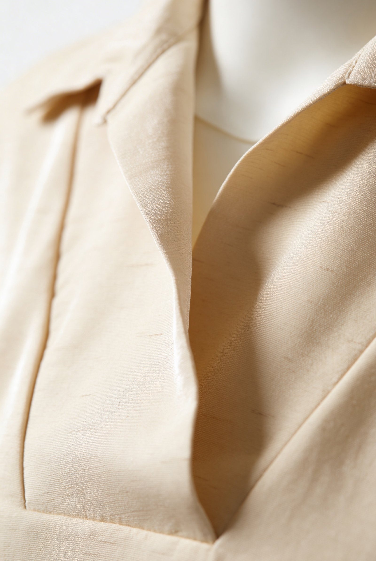 Close-up of a stylish blouse, showcasing elegant fabric in a neutral tone, perfect for fashion-savvy women. Blusa de dama moda.